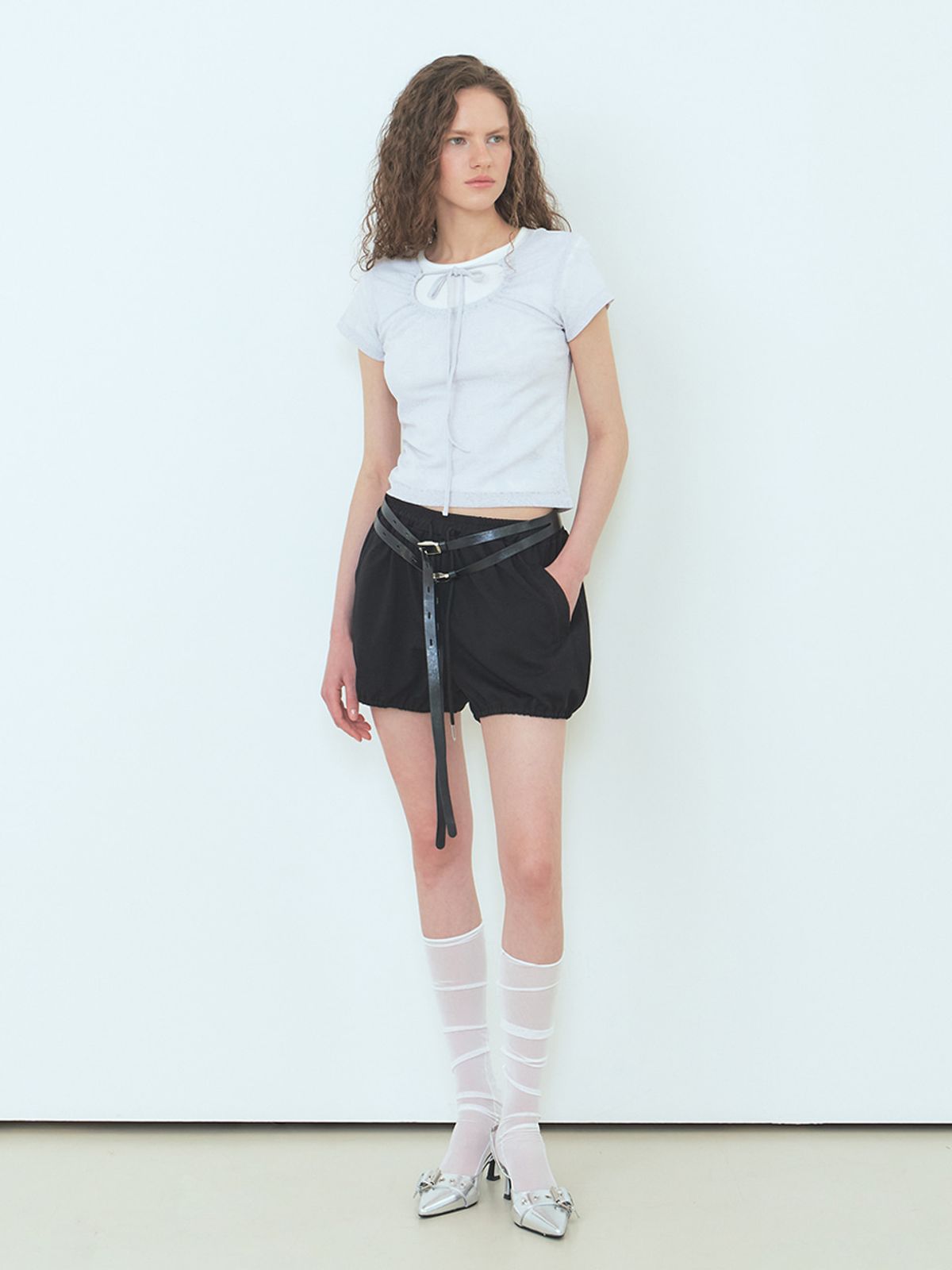 에트몽(ETMON) Lace Hole Strap T-Shirt Light Grey