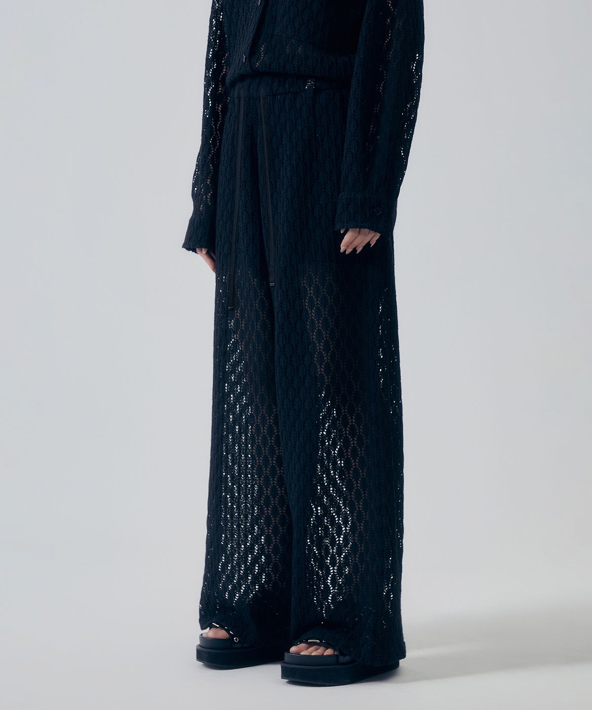 트리밍버드(TREEMINGBIRD) Lace Embellished Set-up Pants [ Black ]