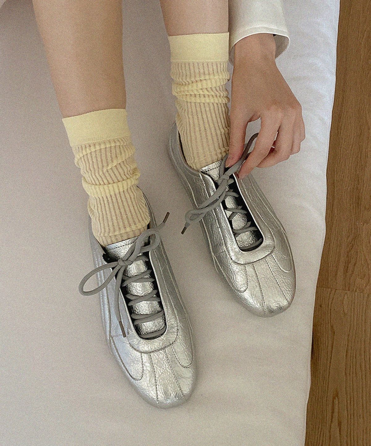 무드앤플(MOODNPLE) lucasia silver crack sneakers