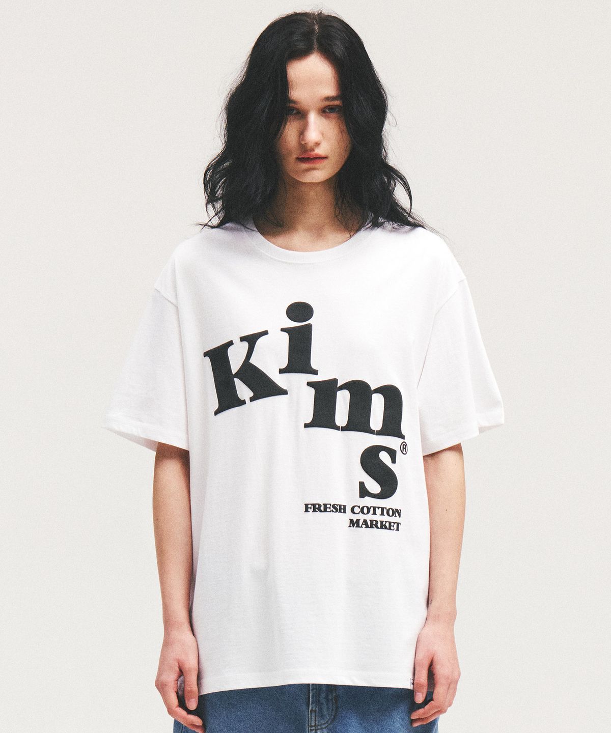 킴스 프레시 코튼 마켓(KIMS FRESH COTTON MARKET) (Unisex) Messy Alpha Logo Tee White
