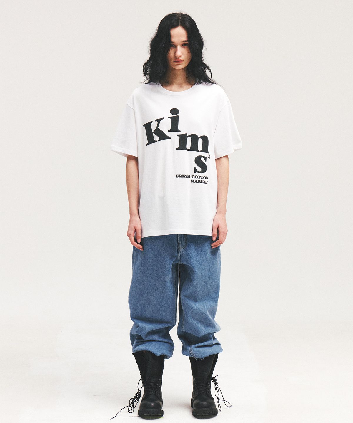 킴스 프레시 코튼 마켓(KIMS FRESH COTTON MARKET) (Unisex) Messy Alpha Logo Tee White
