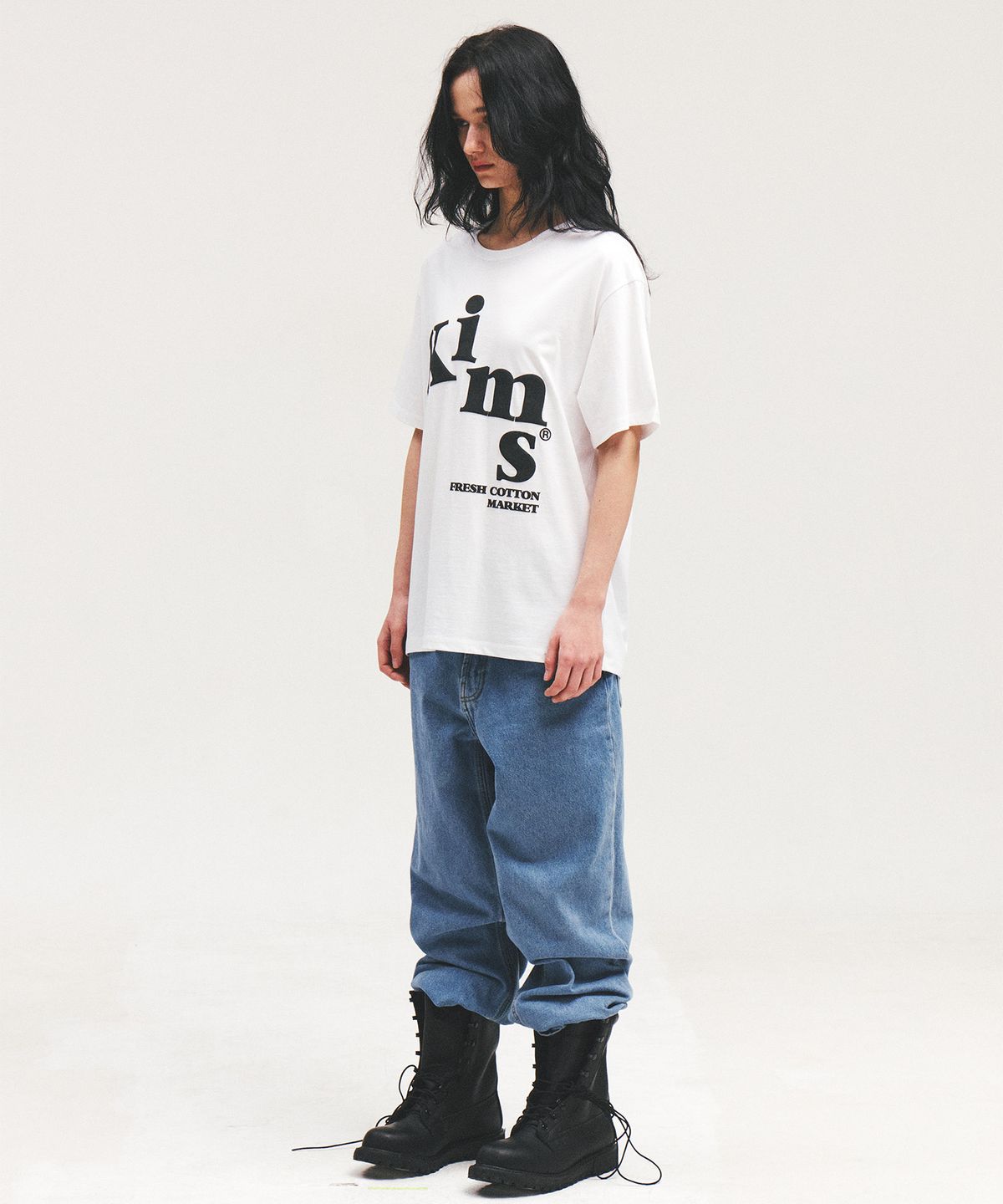 킴스 프레시 코튼 마켓(KIMS FRESH COTTON MARKET) (Unisex) Messy Alpha Logo Tee White