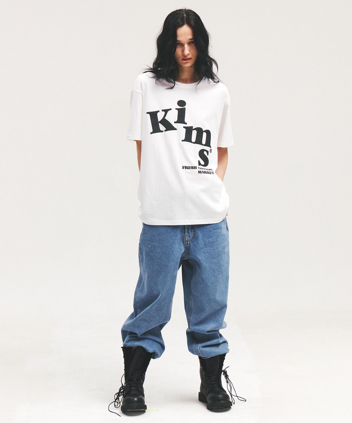킴스 프레시 코튼 마켓(KIMS FRESH COTTON MARKET) (Unisex) Messy Alpha Logo Tee White