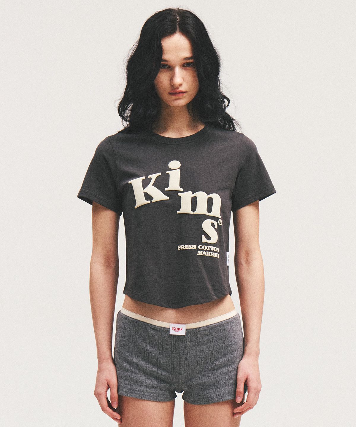 킴스 프레시 코튼 마켓(KIMS FRESH COTTON MARKET) (Unisex) Messy Alpha Logo Tee Charcoal