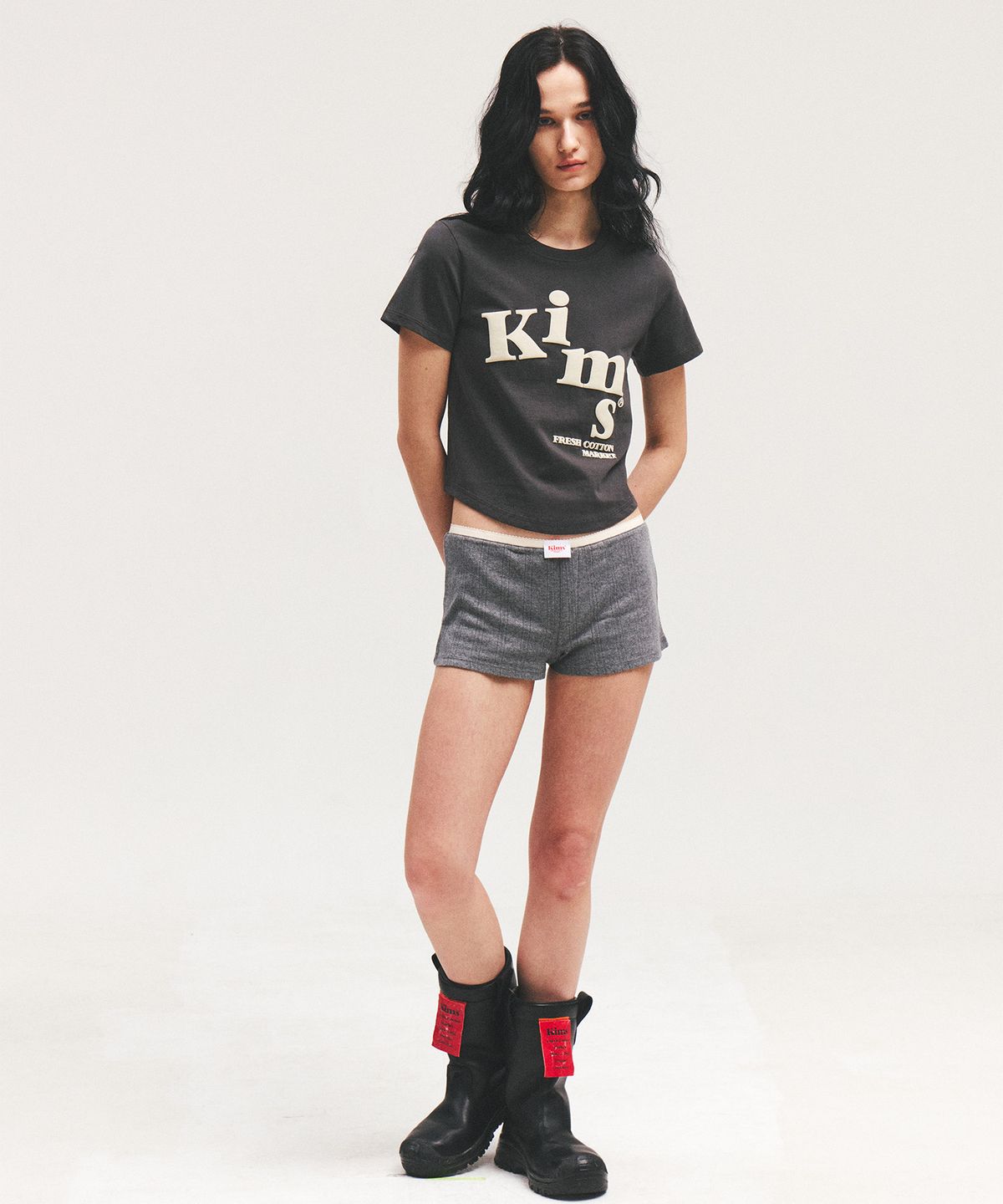 킴스 프레시 코튼 마켓(KIMS FRESH COTTON MARKET) (Unisex) Messy Alpha Logo Tee Charcoal
