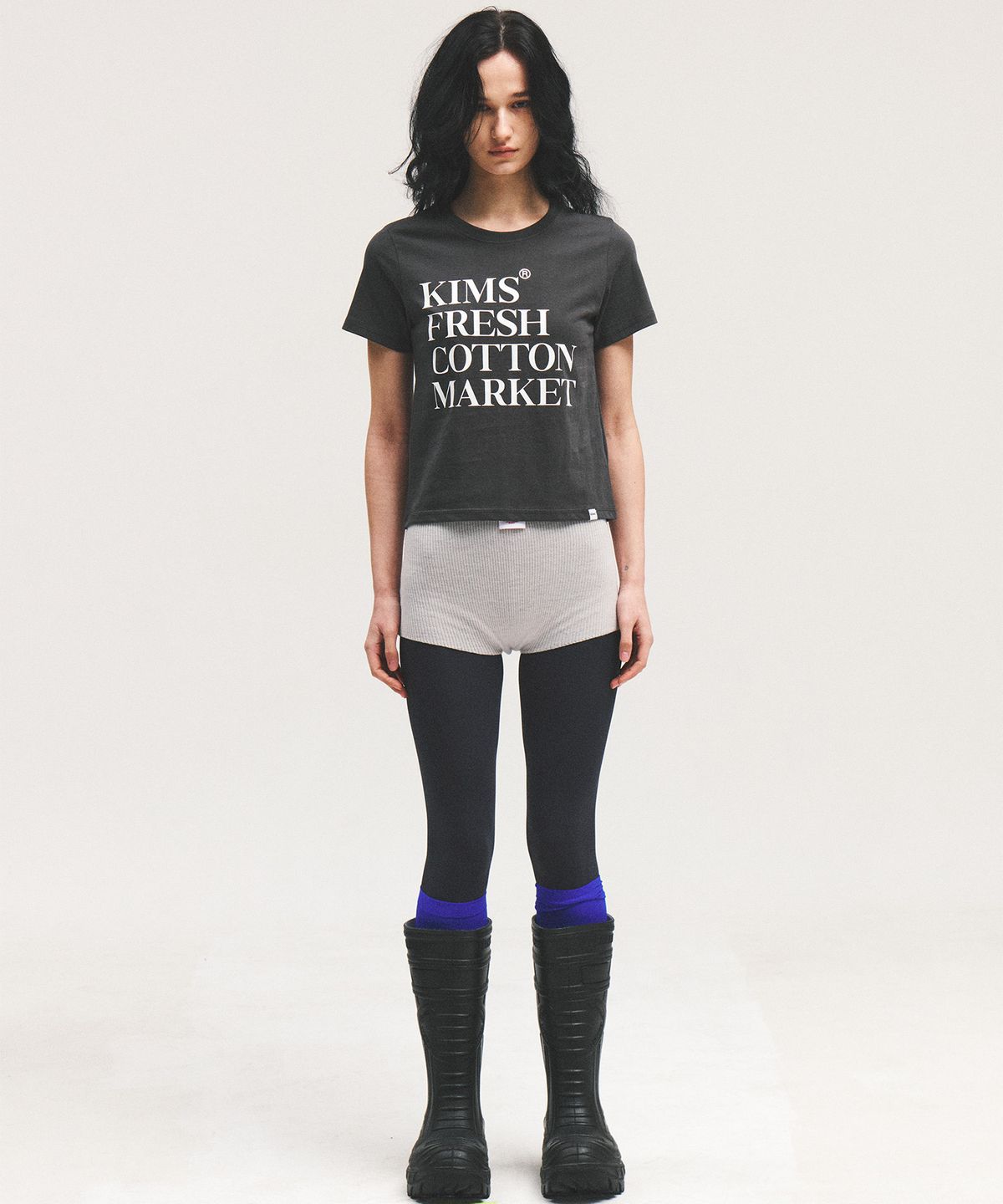 킴스 프레시 코튼 마켓(KIMS FRESH COTTON MARKET) (Unisex) Left Range Logo Tee Charcoal