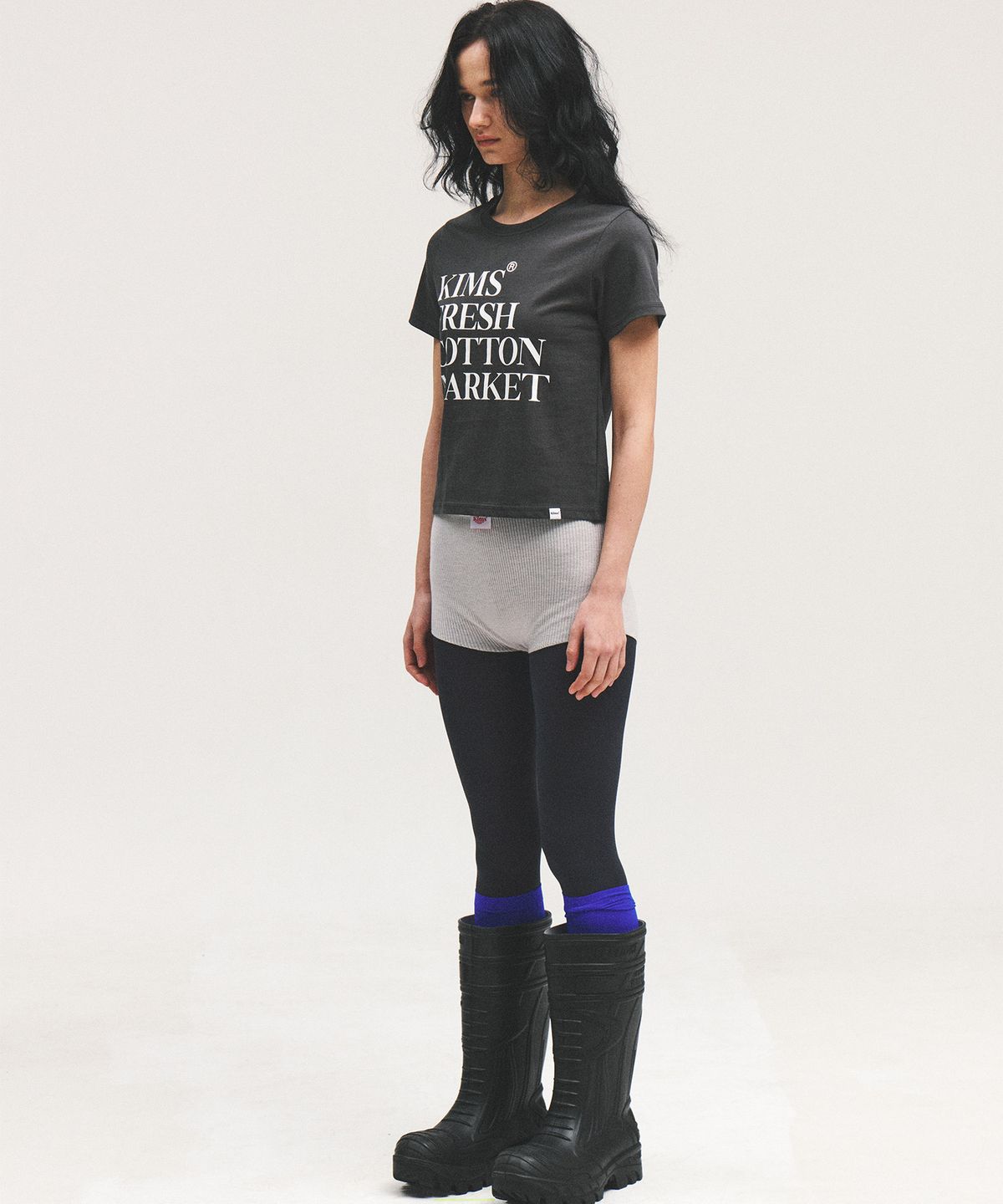 킴스 프레시 코튼 마켓(KIMS FRESH COTTON MARKET) (Unisex) Left Range Logo Tee Charcoal