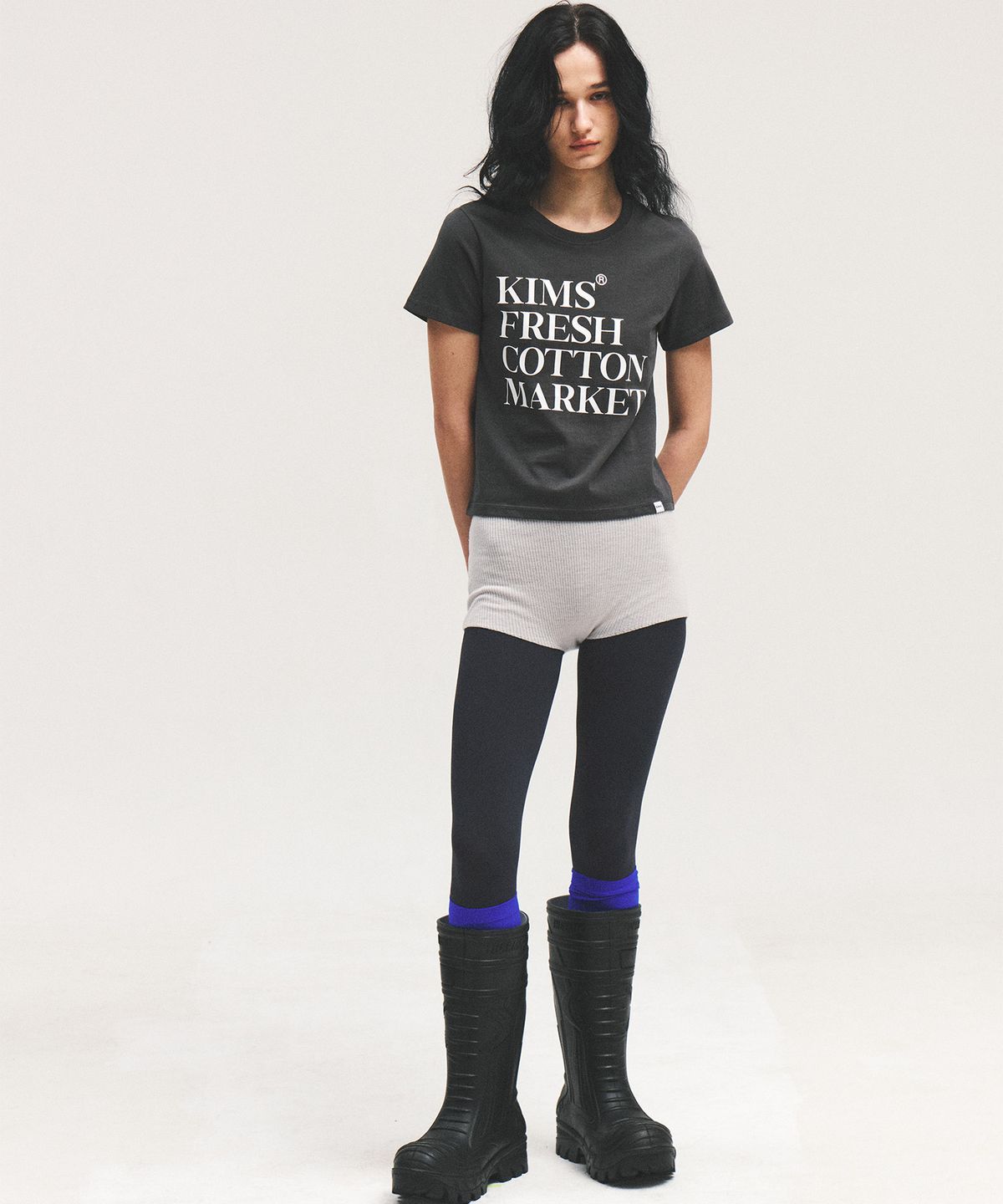 킴스 프레시 코튼 마켓(KIMS FRESH COTTON MARKET) (Unisex) Left Range Logo Tee Charcoal