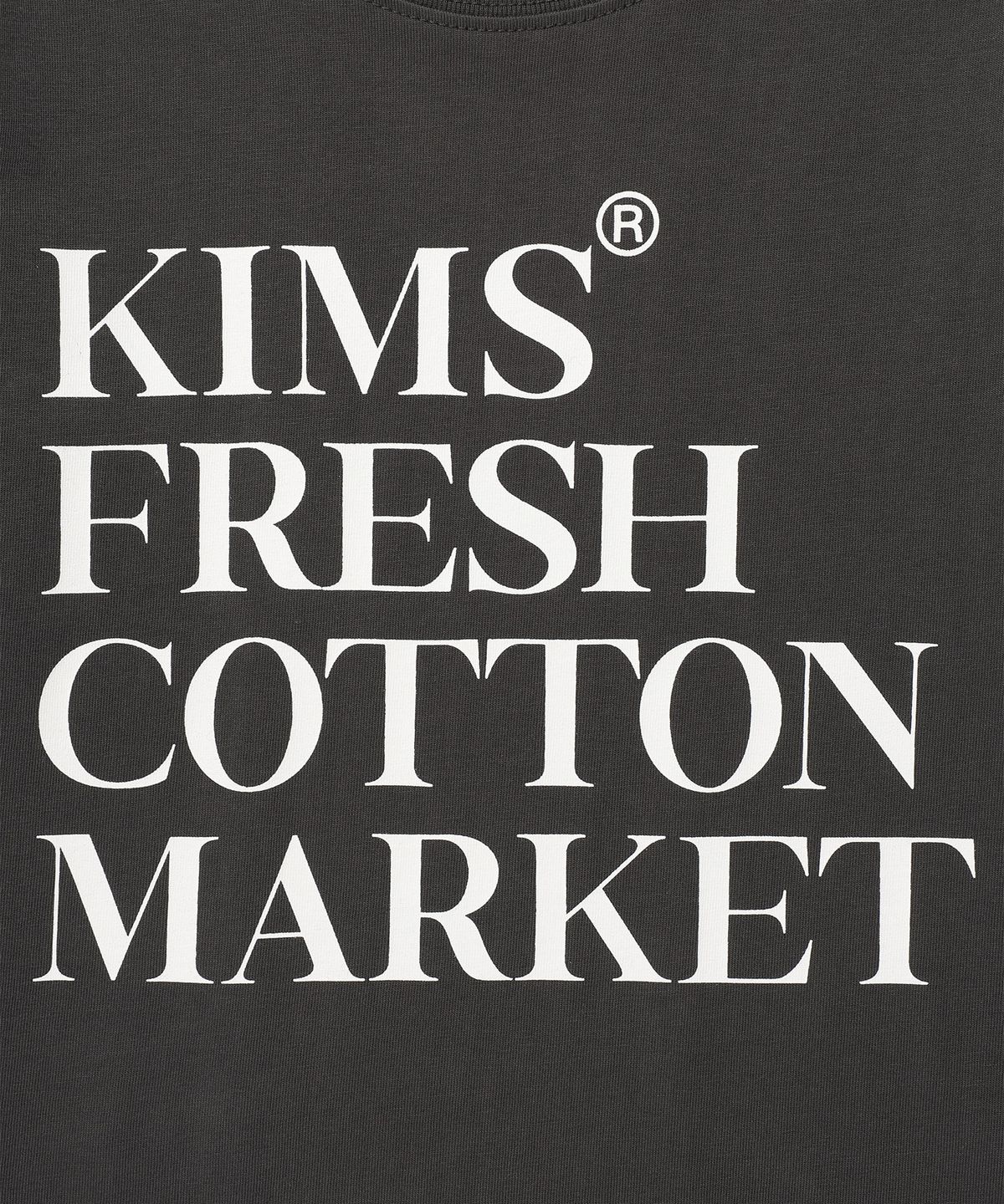 킴스 프레시 코튼 마켓(KIMS FRESH COTTON MARKET) (Unisex) Left Range Logo Tee Charcoal
