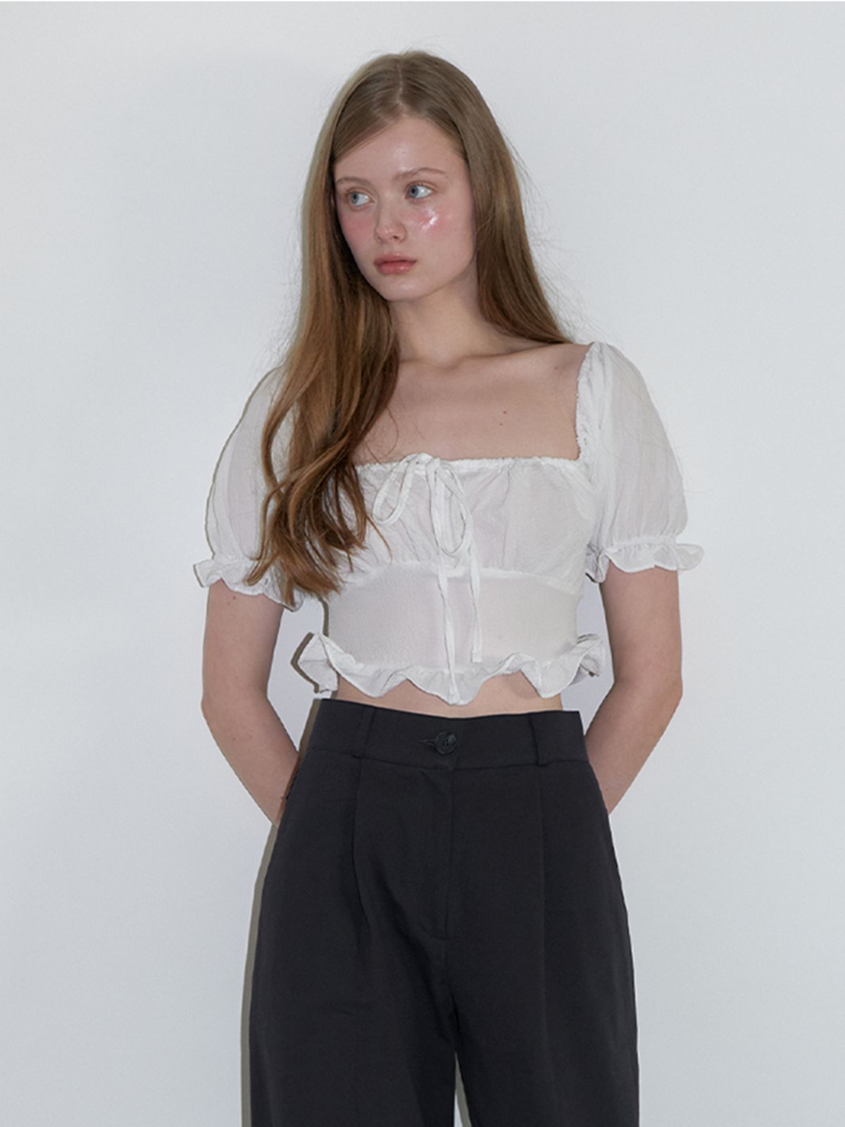 카인더베이비(KINDABABY) crop smock shirring blouse - white