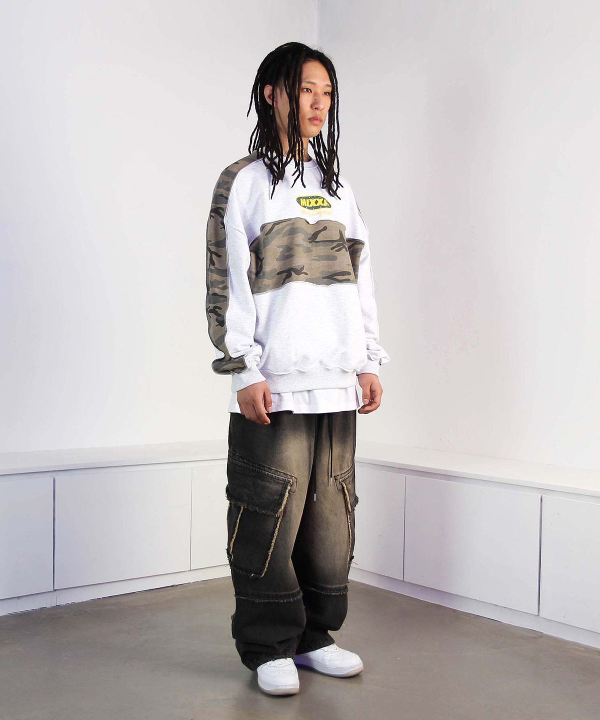 믹쓰제이(MIXXJ) CAMO  MIX CREWNECK (WHITE MELANGE)