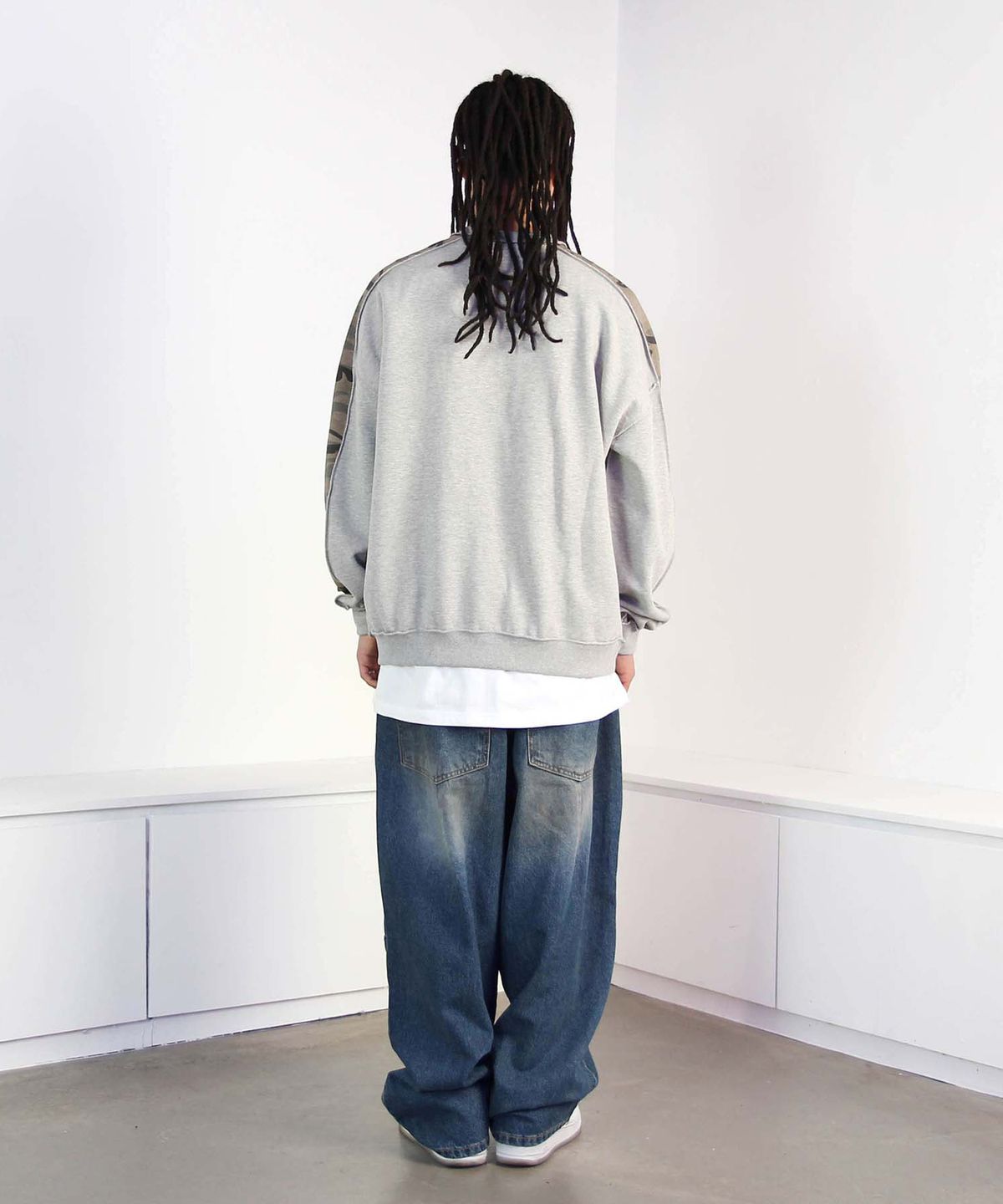 믹쓰제이(MIXXJ) CAMO  MIX CREWNECK (GRAY)