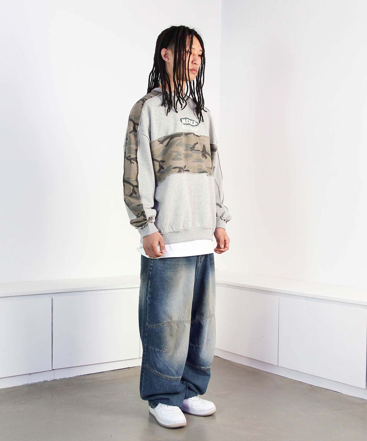 믹쓰제이(MIXXJ) CAMO  MIX CREWNECK (GRAY)
