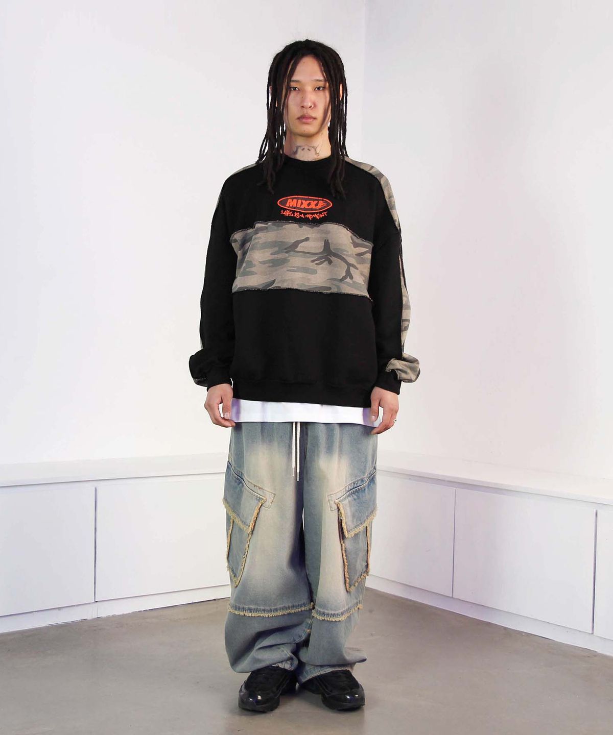 믹쓰제이(MIXXJ) CAMO MIX CREWNECK (BLACK)