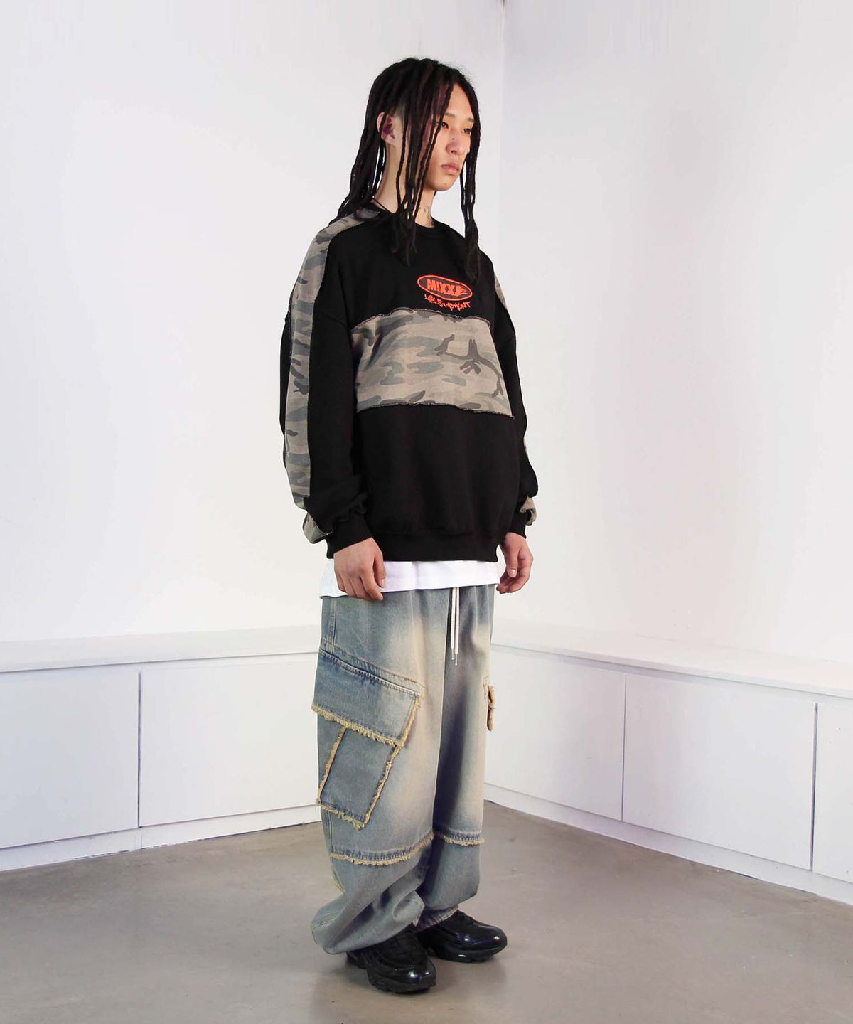 믹쓰제이(MIXXJ) CAMO MIX CREWNECK (BLACK)