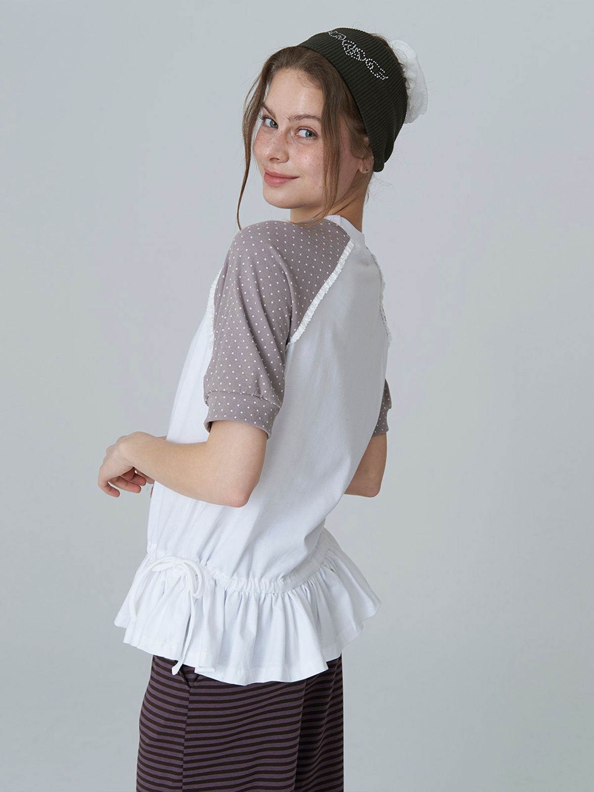 아도르벨르(ADOREBELLE) 와펜 도트 프릴 나그랑 티 - 화이트