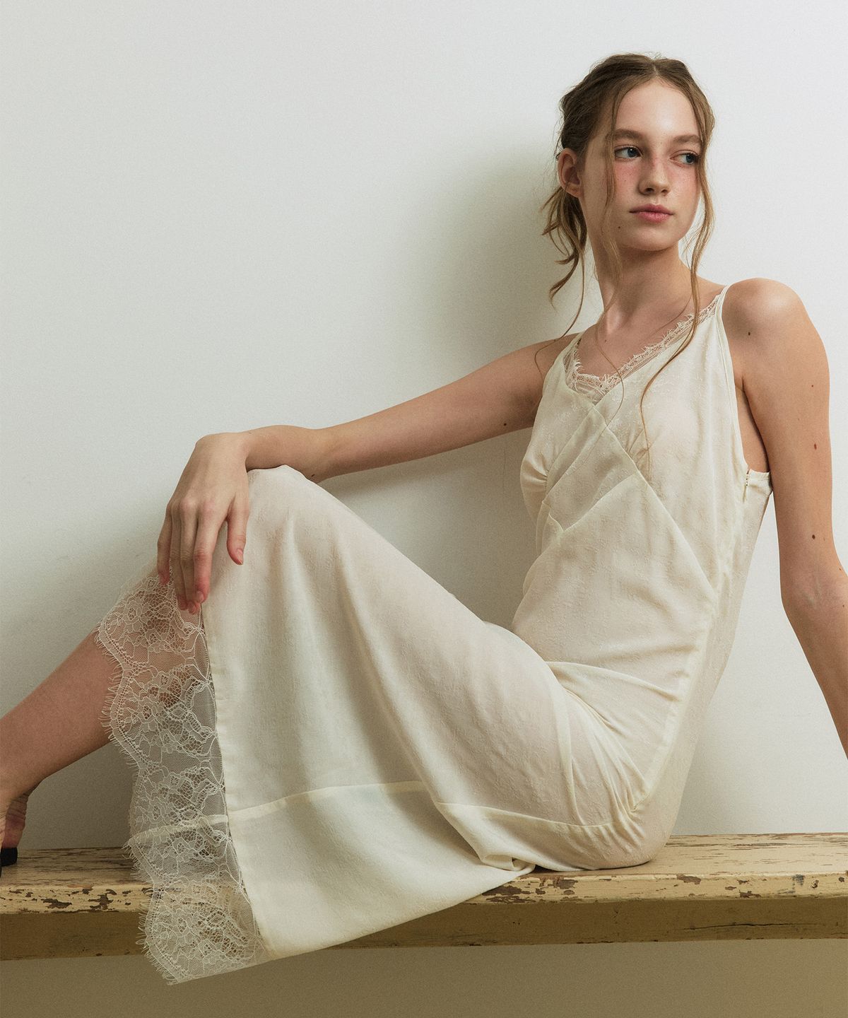 그린버터(GREENBUTTER) Silky Jacquard Lace Dress (Cream)