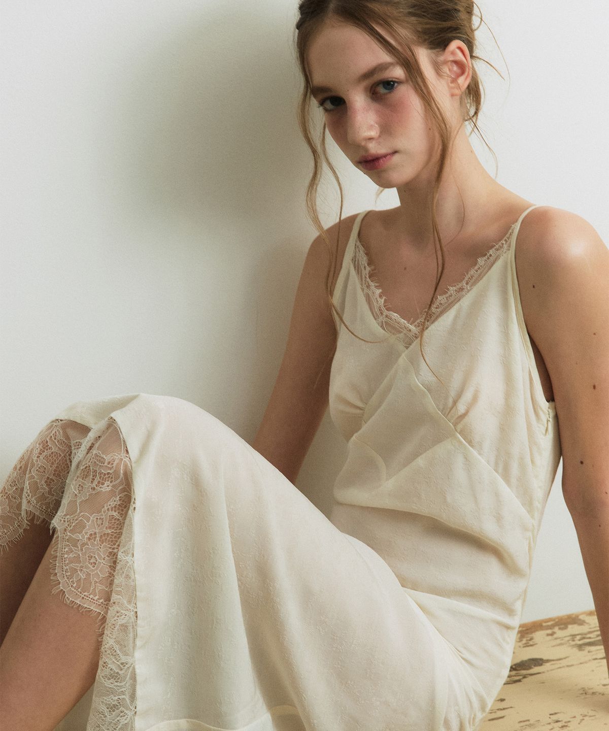 그린버터(GREENBUTTER) Silky Jacquard Lace Dress (Cream)