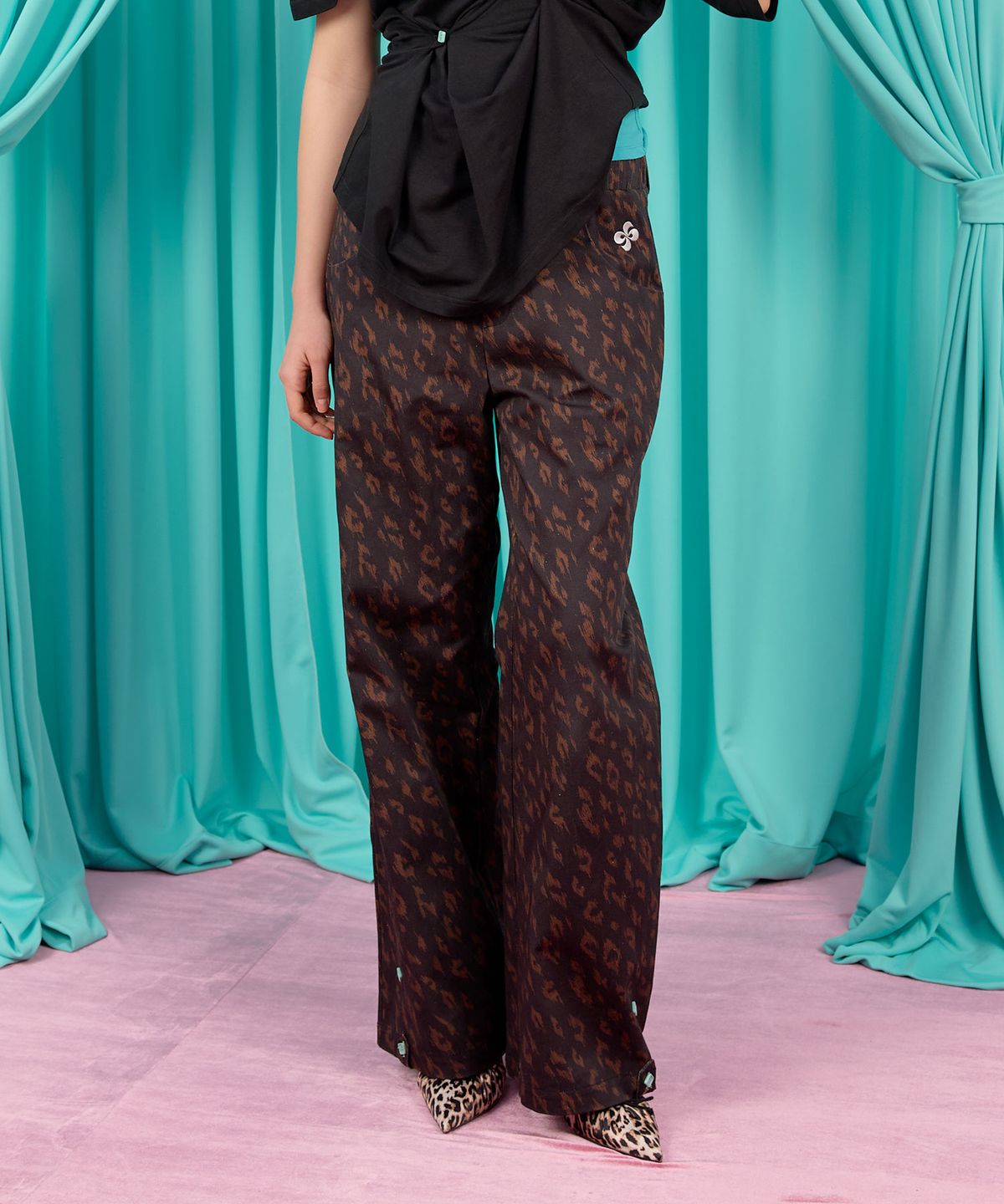 헤레틱(HERETIC) BUTTON LEOPARD BENDING PANTS / brown