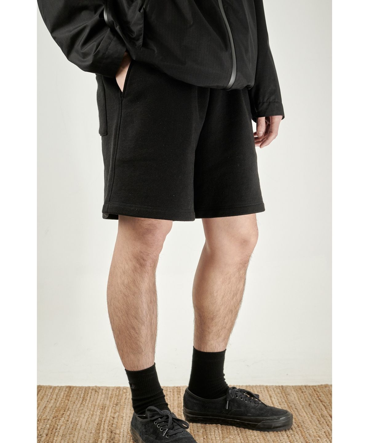 유스(YOUTH) Coverstitch Sweatshorts - Black