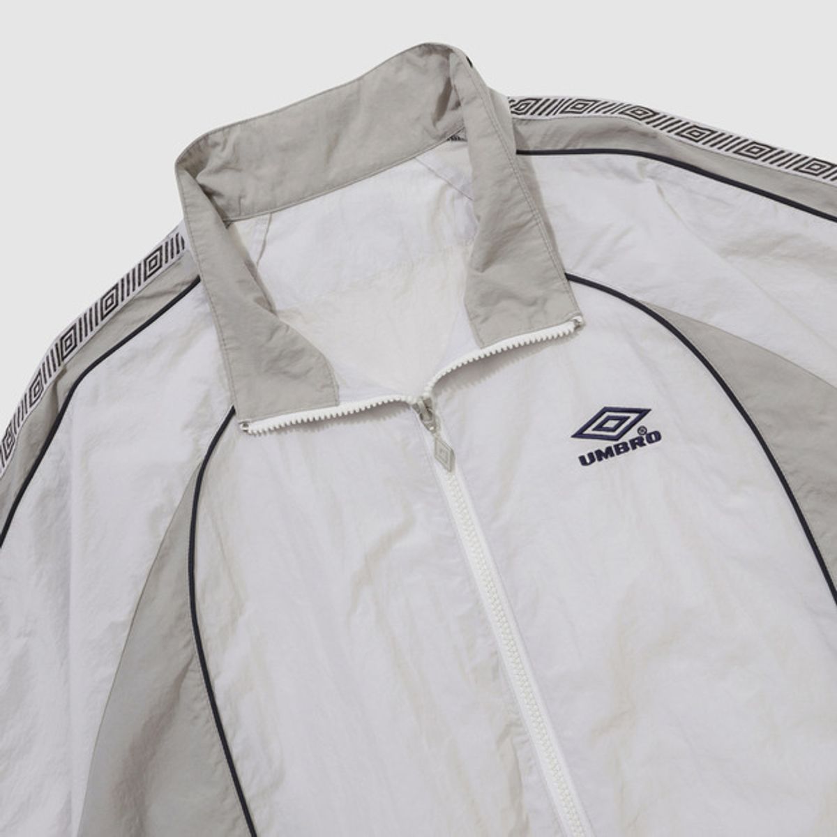엄브로(UMBRO) HBL BLOKE OG 트랙 우븐 바람막이 자켓 라이트 그레이(UQ221CJK52)