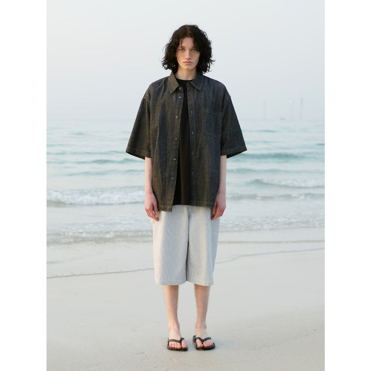 샌드 사운드(SAND SOUND) (UNISEX) 데님 오버핏 반소매 셔츠  블랙