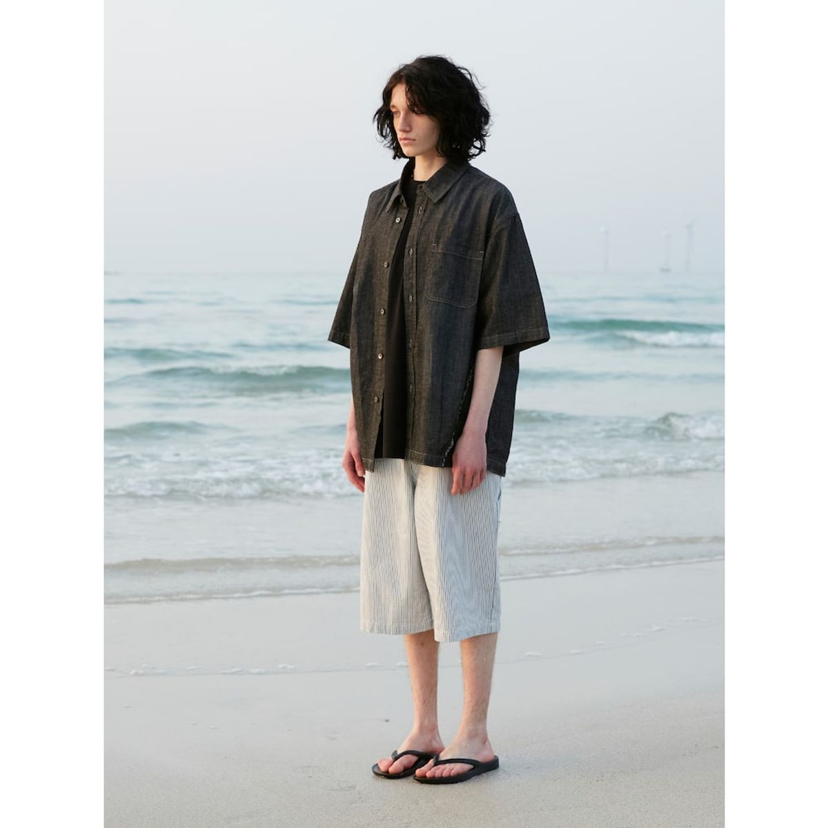 샌드 사운드(SAND SOUND) (UNISEX) 데님 오버핏 반소매 셔츠  블랙