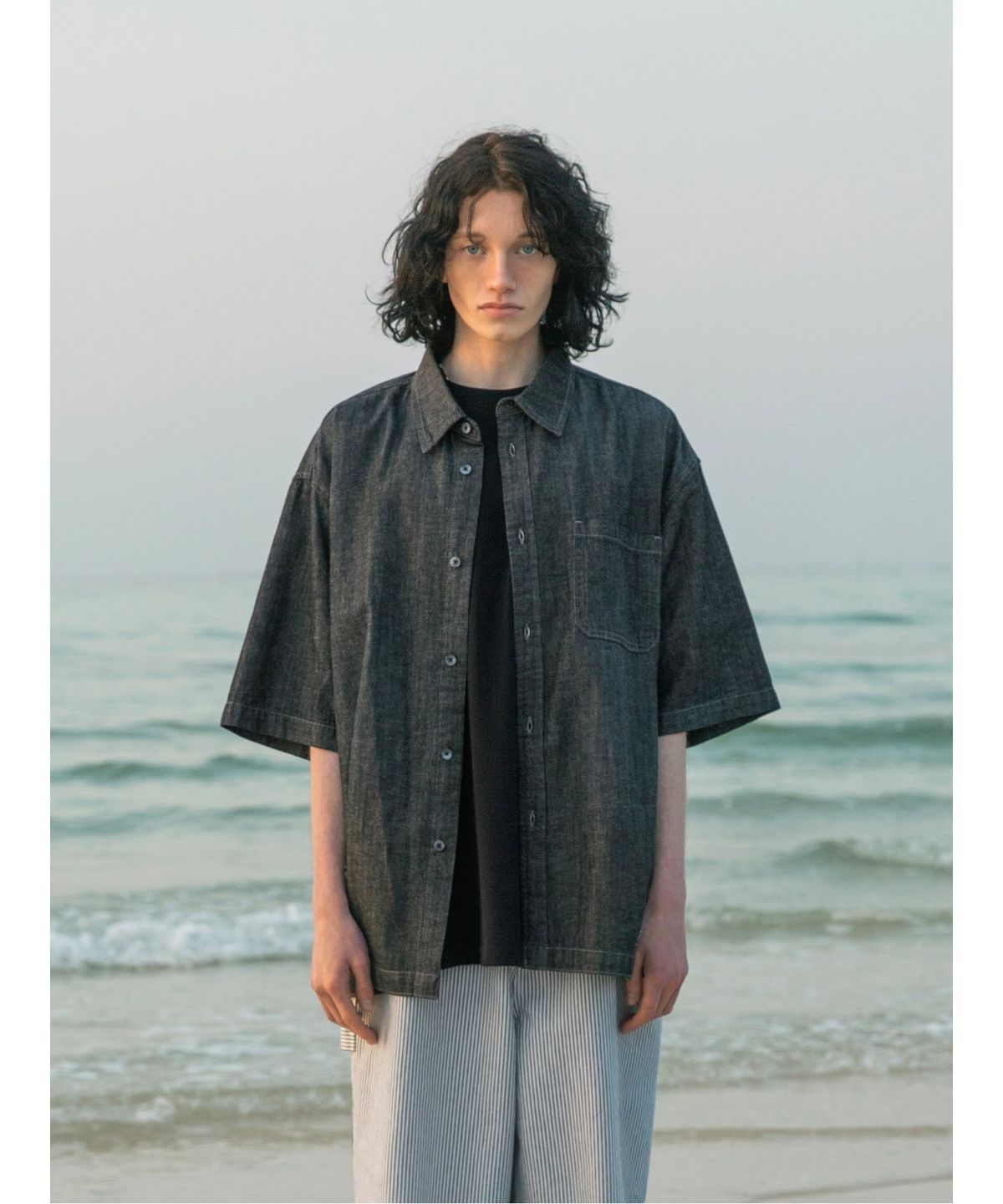 샌드 사운드(SAND SOUND) (UNISEX) 데님 오버핏 반소매 셔츠  블랙