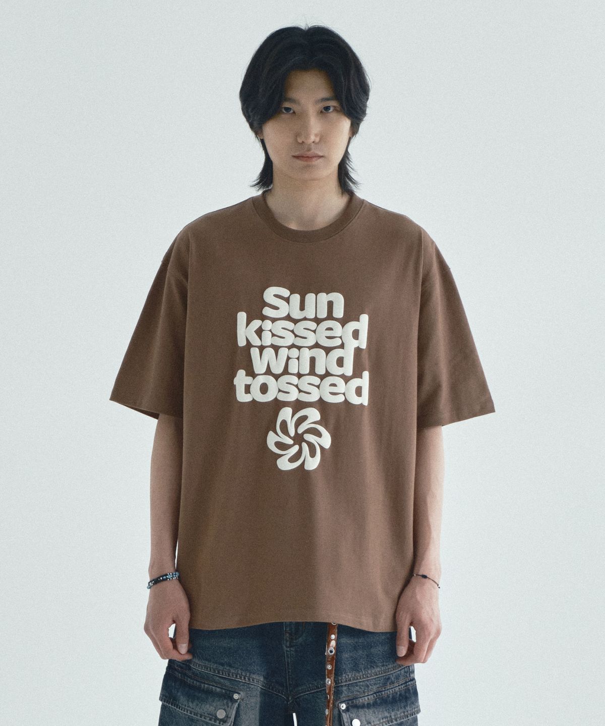 이코르(ECORR) SUNKISSED 볼륨 프린트 반팔 티셔츠_브라운