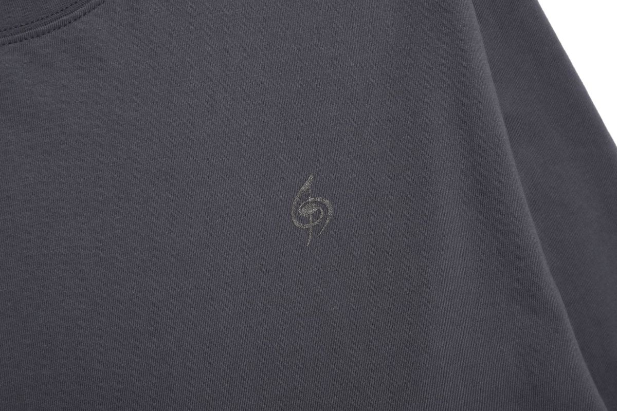 바쥬비쥬(BAJOO BIJOO) LOGO PRINT LONG SLEEVE [CHACOAL]