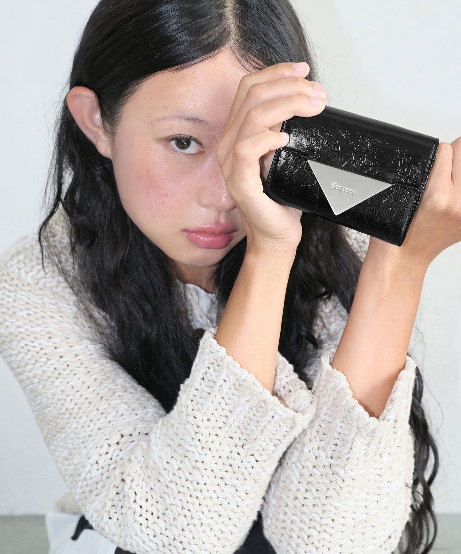 MUSINSA公式 | fennec CRINKLE TRIANGLE DOCO WALLET - BLACK