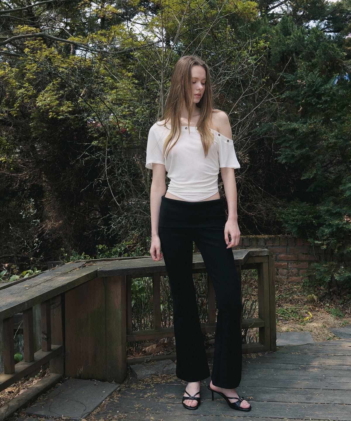플리즈노팔로우(PLEASENOFOLLOW) Harry Button Unbal Shirring Short Top (Ivory)
