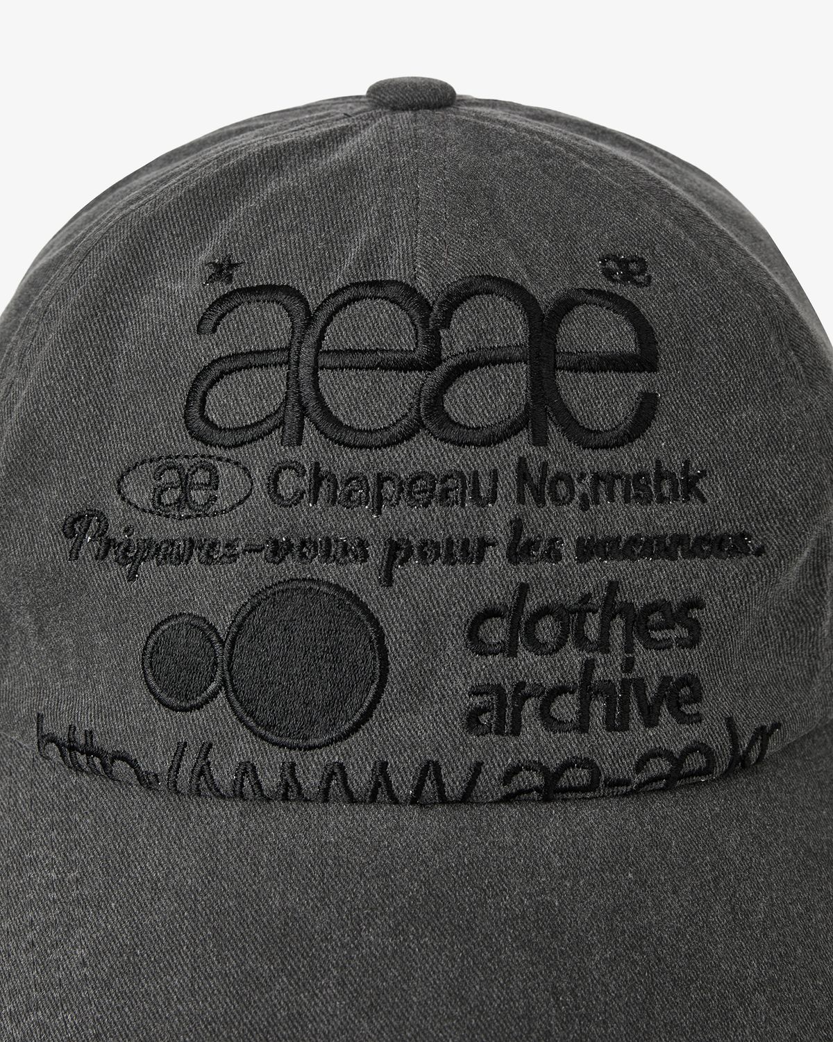 에이이에이이(AEAE) WEB LOGO PIGMENT CAP [CHARCOAL]
