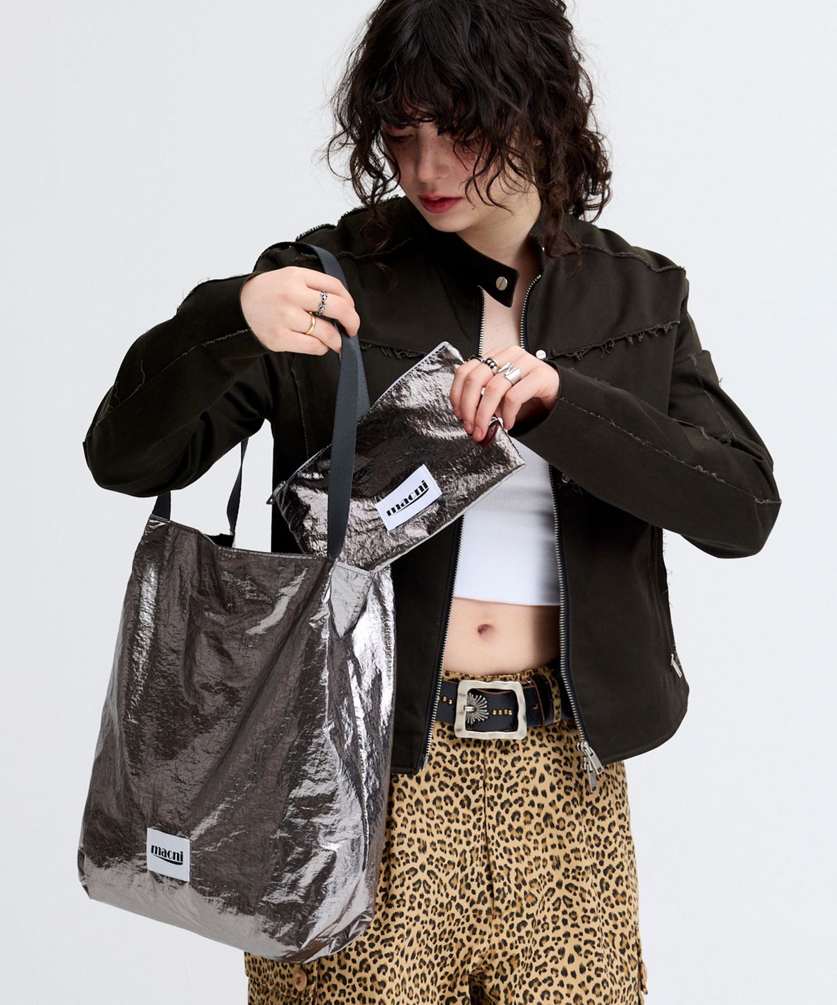 마크니(MACNI) GLOSSY SHOULDER BAG METAL