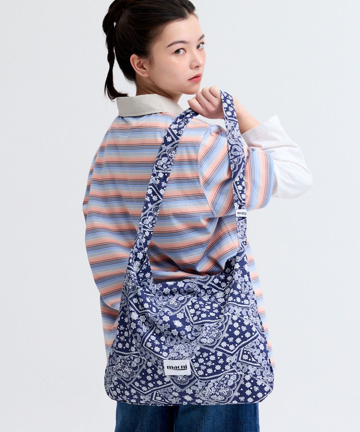마크니(MACNI) PAISLEY ECO CROSS BAG NAVY