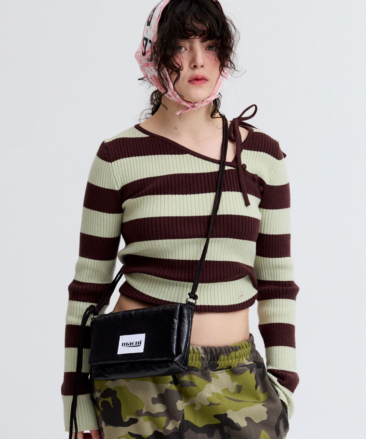 마크니(MACNI) GLOSSY STRING CROSS BAG BLACK