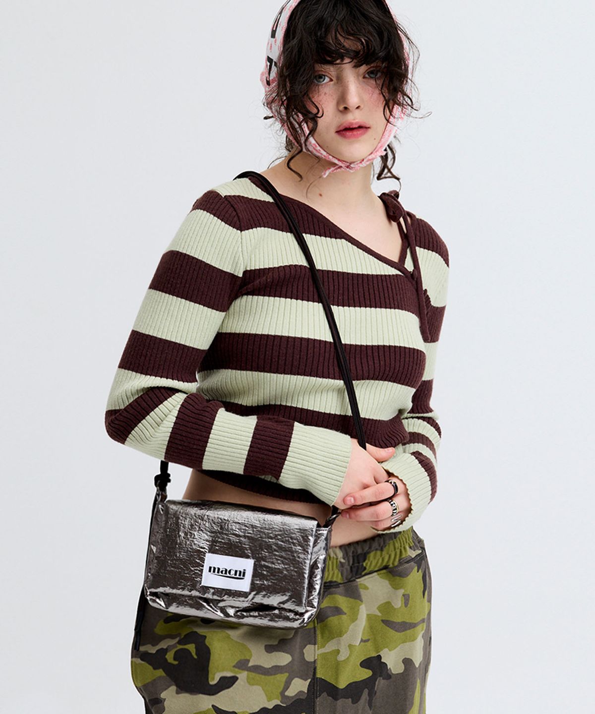 마크니(MACNI) GLOSSY STRING CROSS BAG METAL