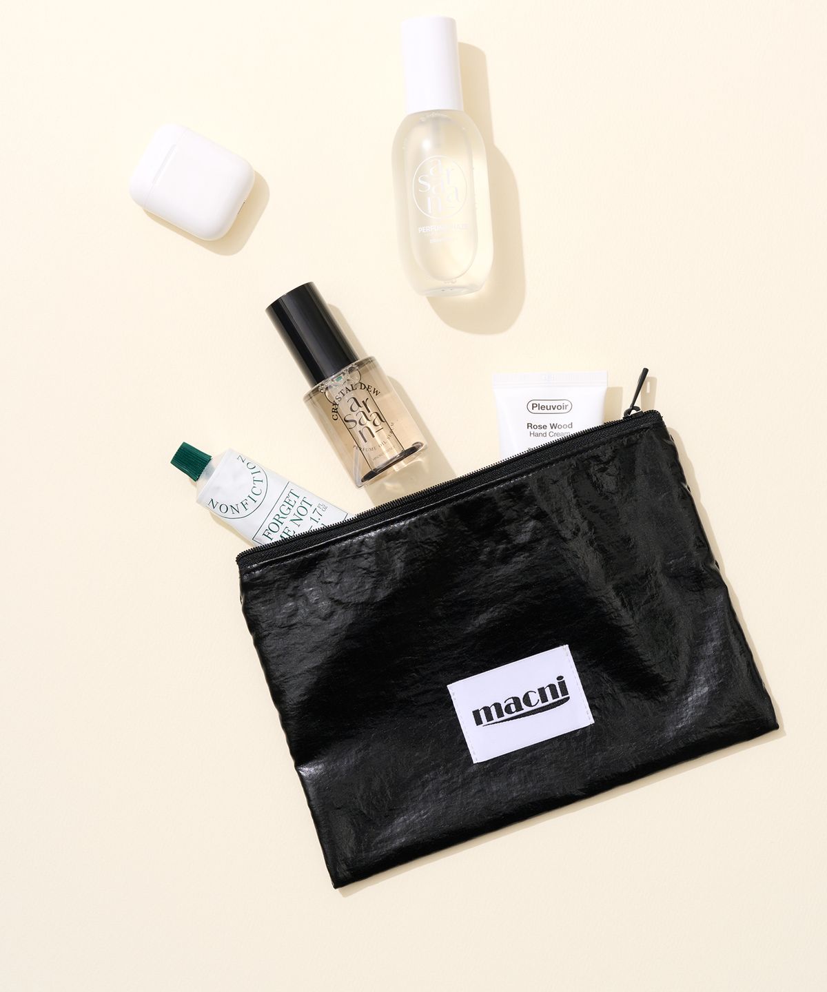 마크니(MACNI) GLOSSY SLIM POUCH BLACK