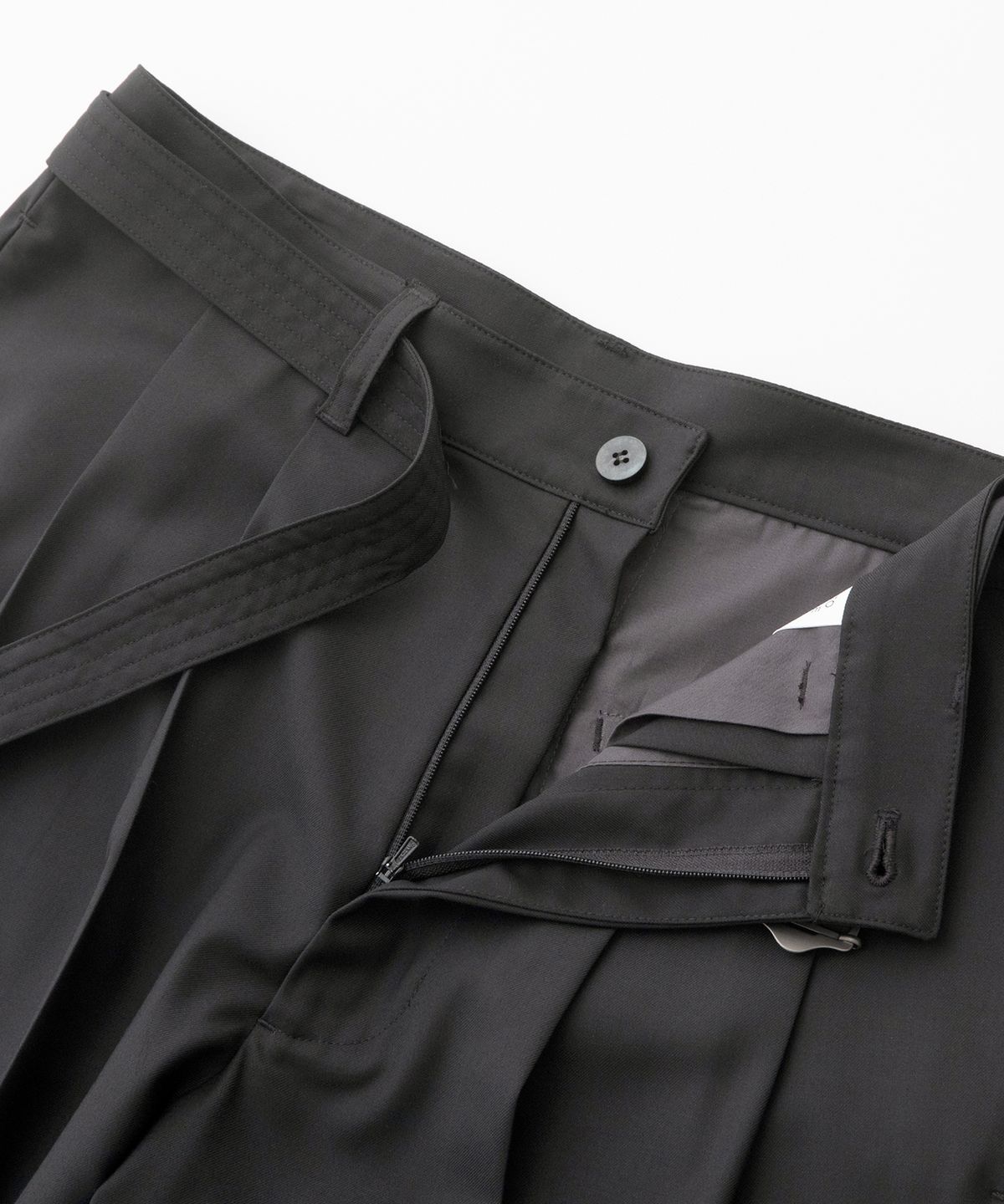어나더 오피스(ANOTHER OFFICE) Hemingway Belted Shorts (Graphite)