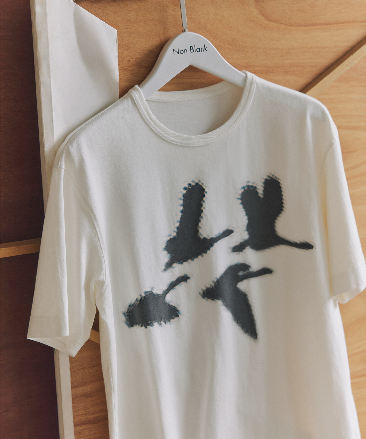 넌블랭크(NONBLANK) PAUSE BIRD HS 티셔츠_WHITE