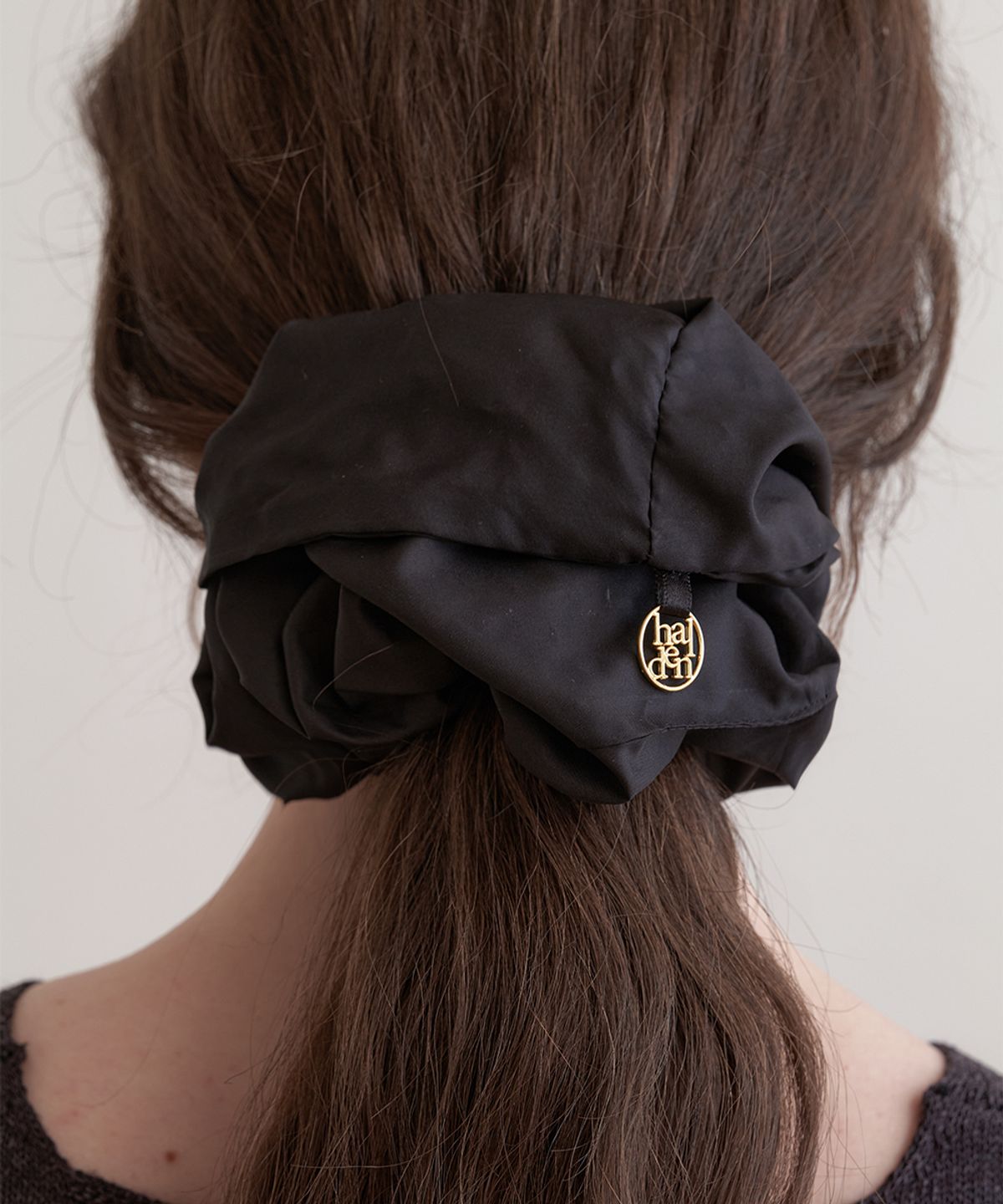 할렌(HALDEN) big mild logo pendant scrunchie (H019_black)
