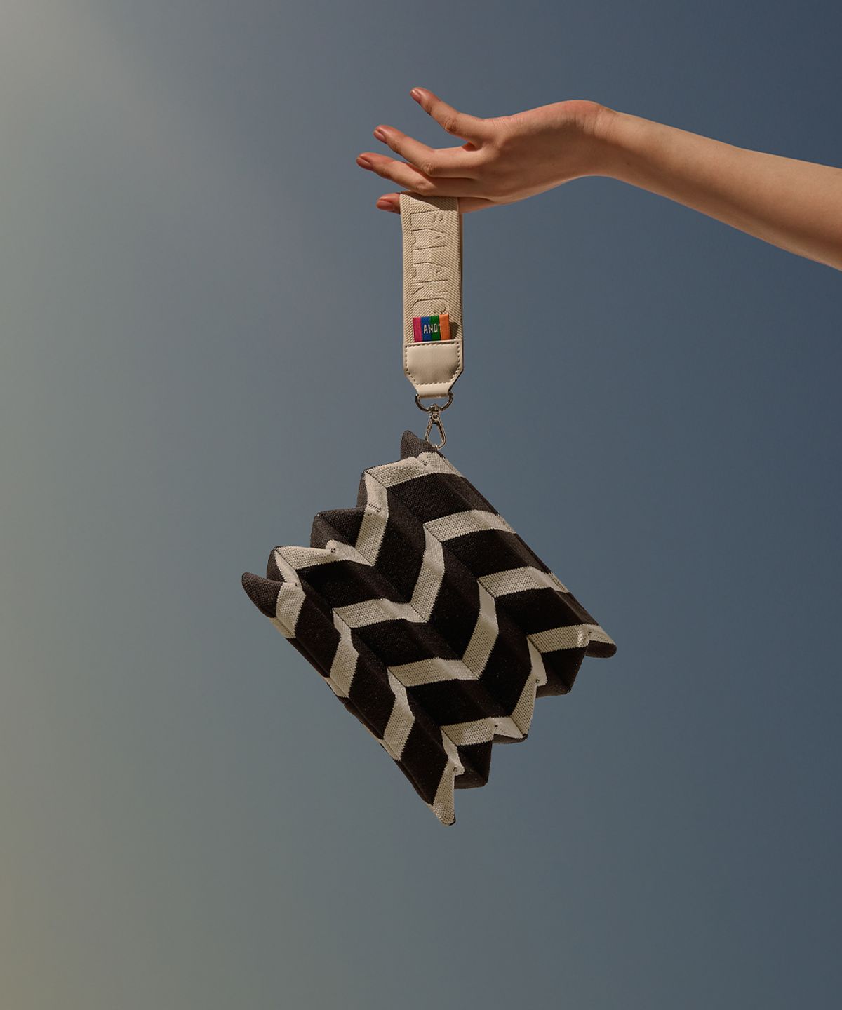 앤드 골프(AND GOLF) Handy Pleats Pouch Zigzag Ivory