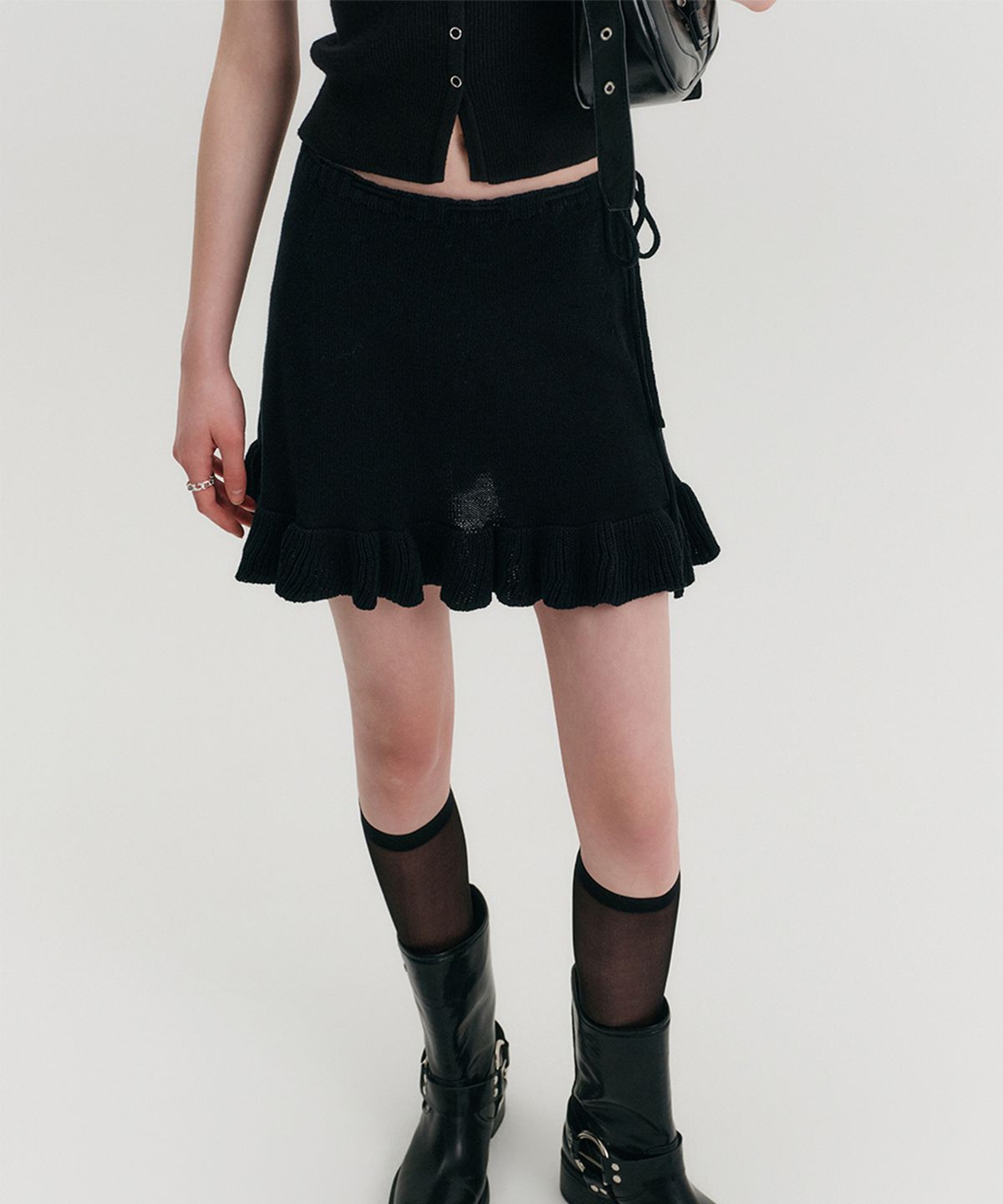 룩캐스트(LOOKAST) 타니 러플 니트 스커트_블랙 / TANI RUFFLE KNIT SKIRT_BLACK
