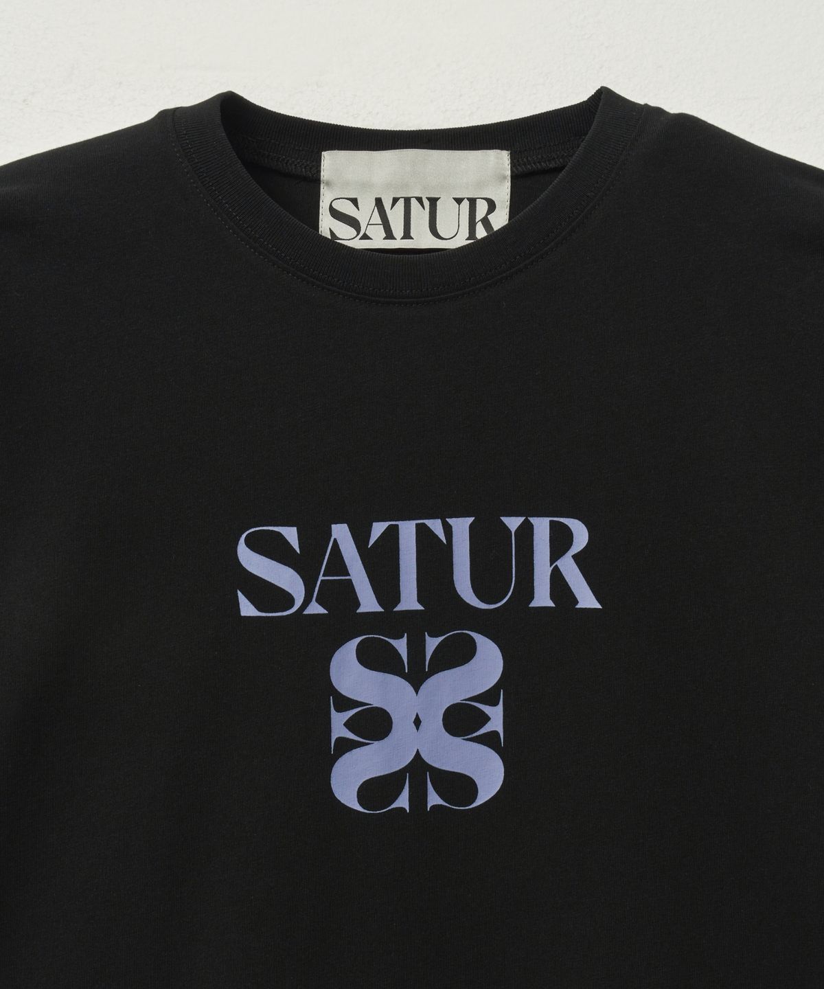 세터(SATUR) 클래식 로고 반팔 티셔츠 아트 블랙