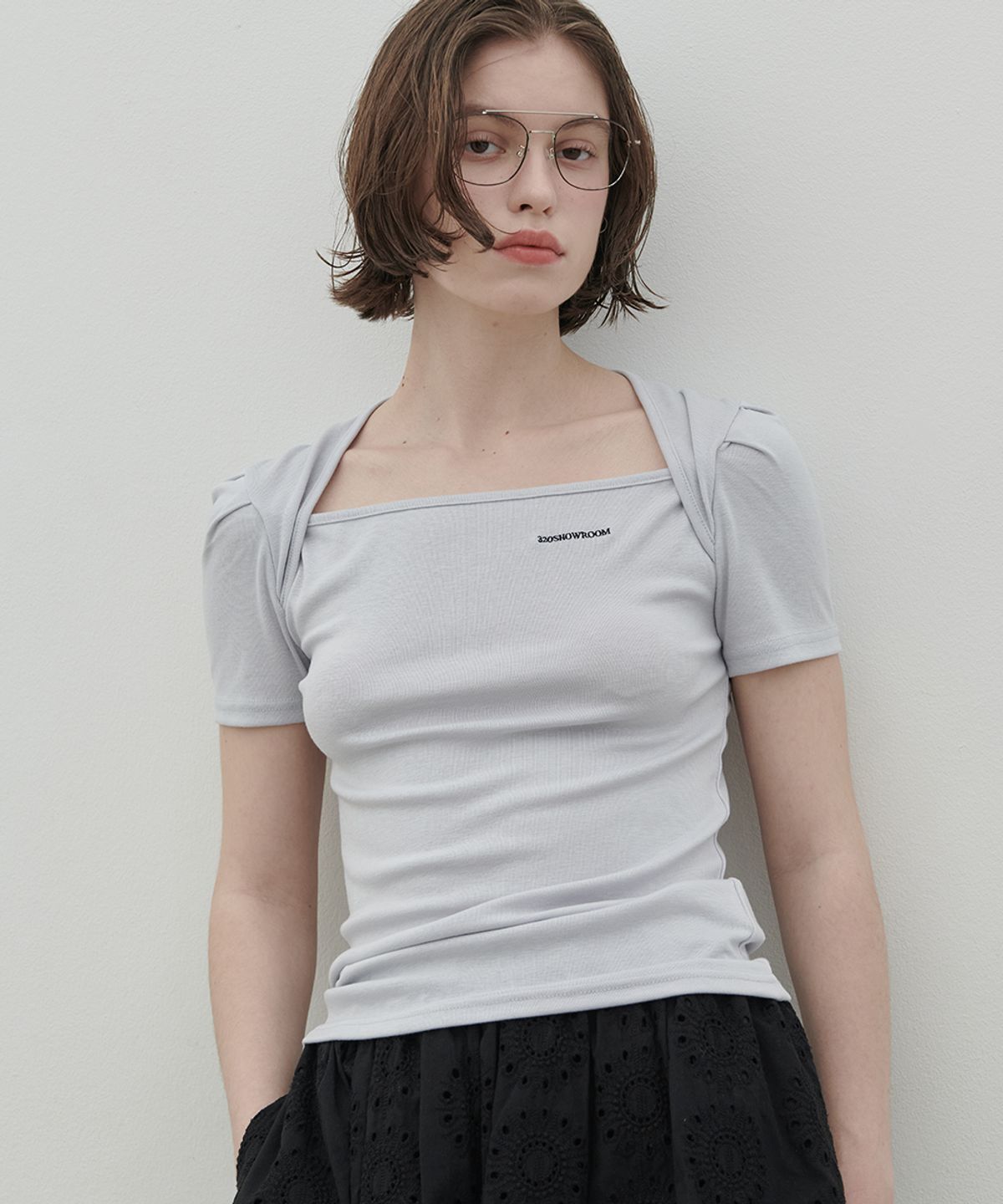 320쇼룸(320SHOWROOM) Eddy Square Neck Embroidered Tee Gray