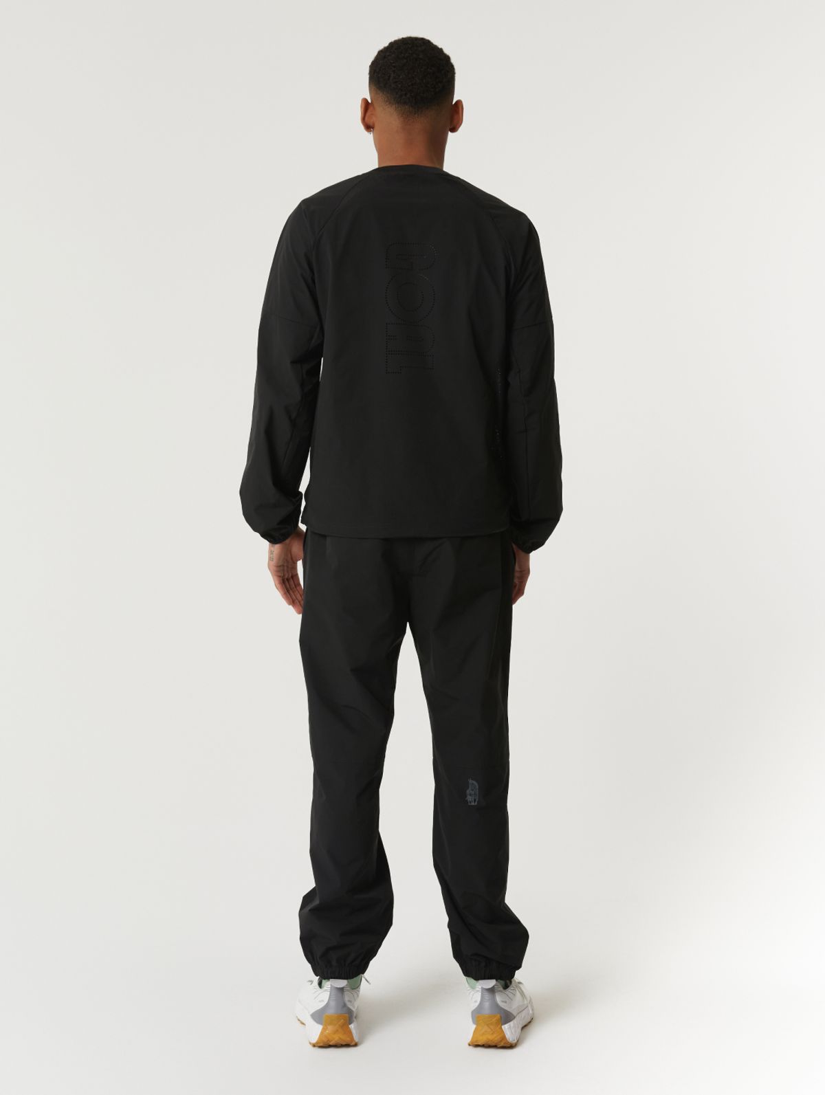 골스튜디오(GOALSTUDIO) LIGHTWEIGHT AIR THROUGH WIND PULLOVER-BLACK