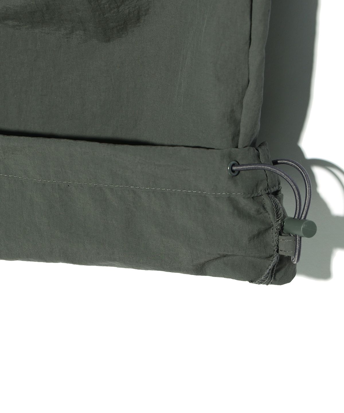 레이피커스(RAYFIKERS) 나일론 와이드 카고 파라슈트 팬츠 CHARCOAL (MP2PU369-075)