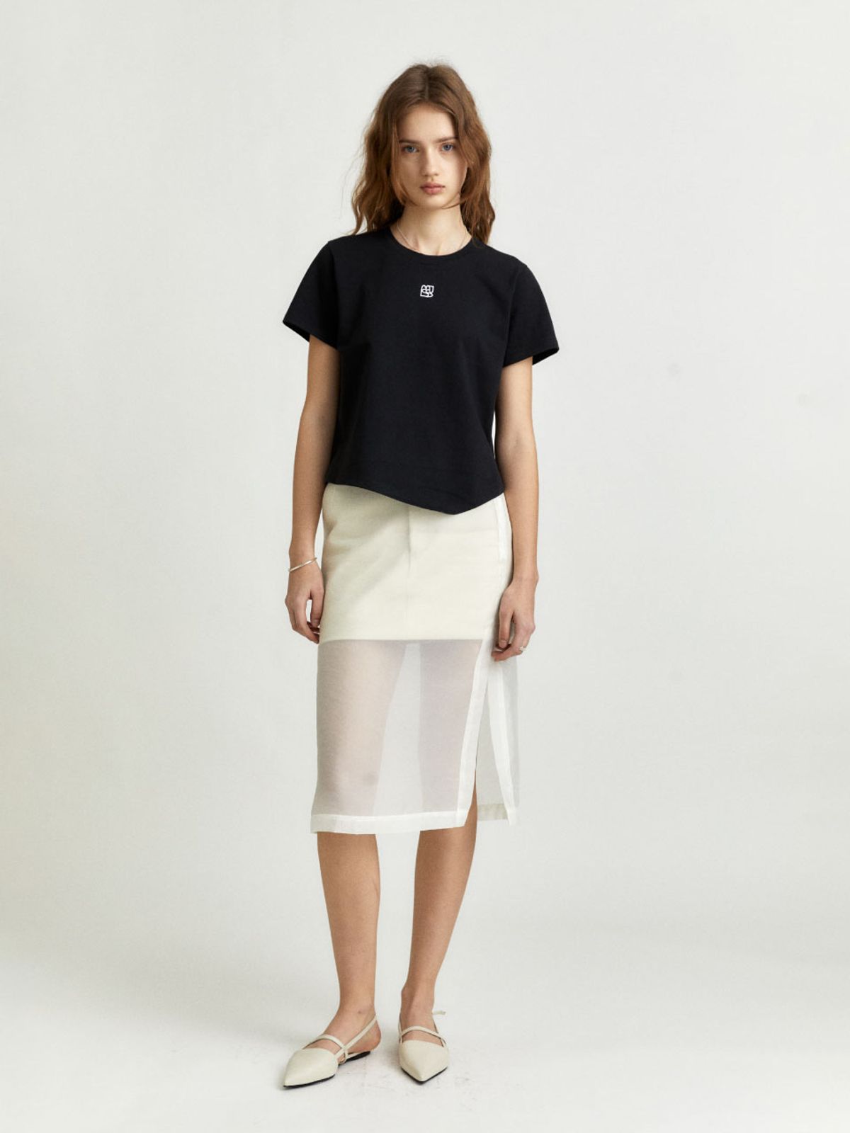 뮤제(MUSEE) KALO Embroidered Unbalanced Hem T-shirt_Black