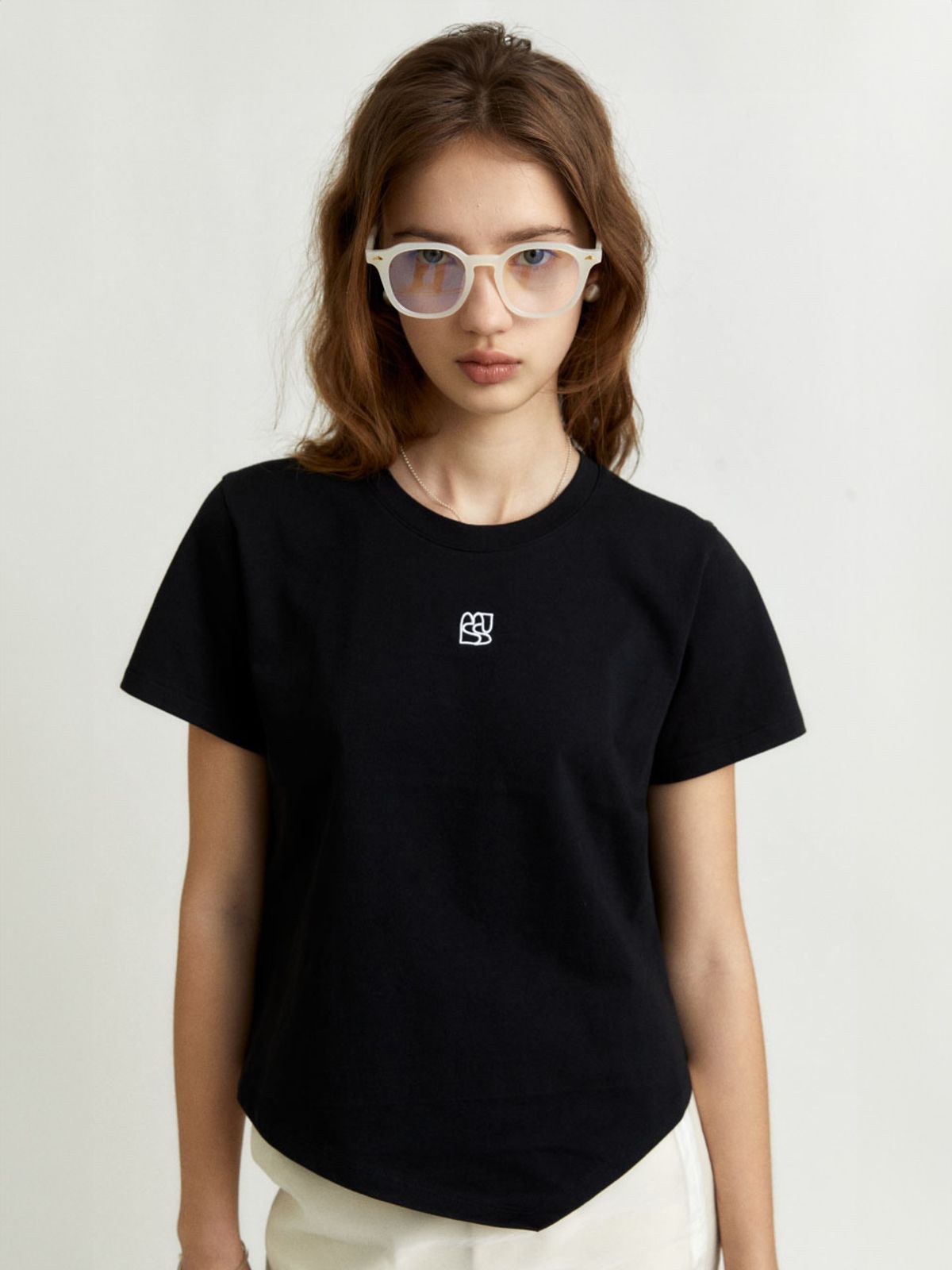 뮤제(MUSEE) KALO Embroidered Unbalanced Hem T-shirt_Black