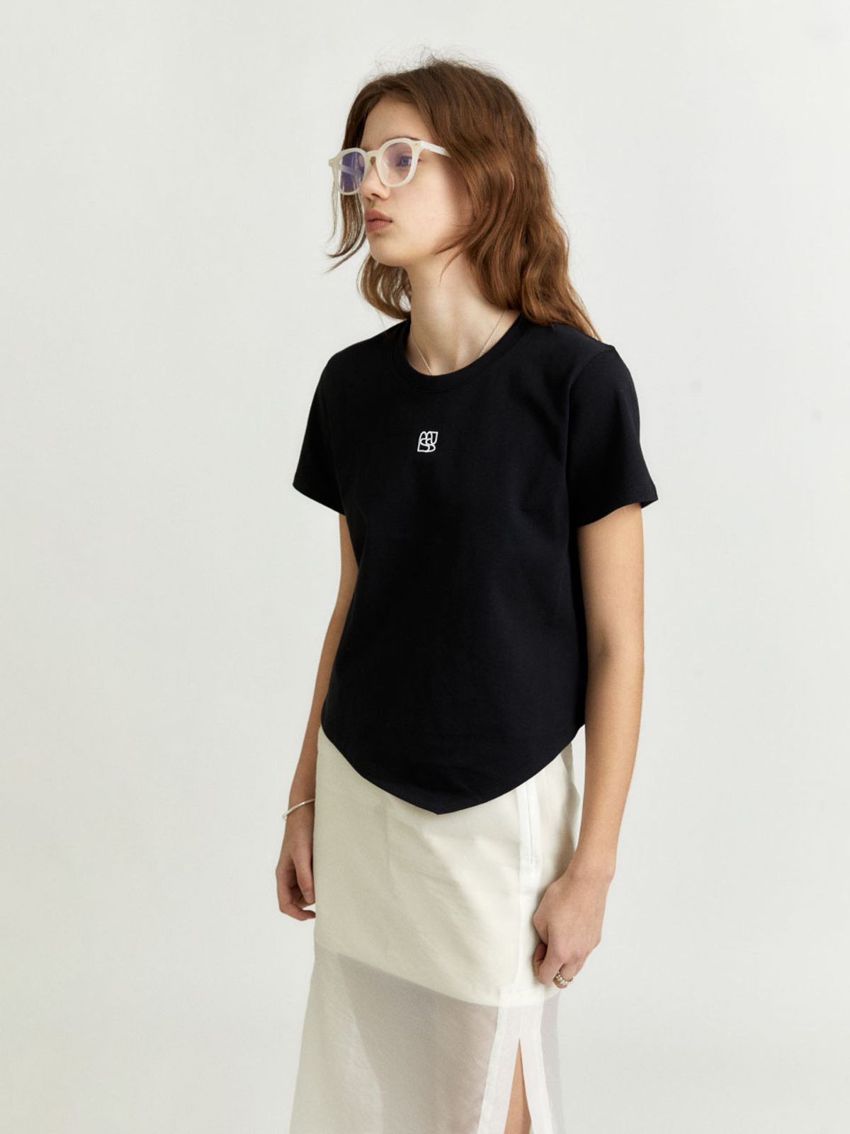 뮤제(MUSEE) KALO Embroidered Unbalanced Hem T-shirt_Black